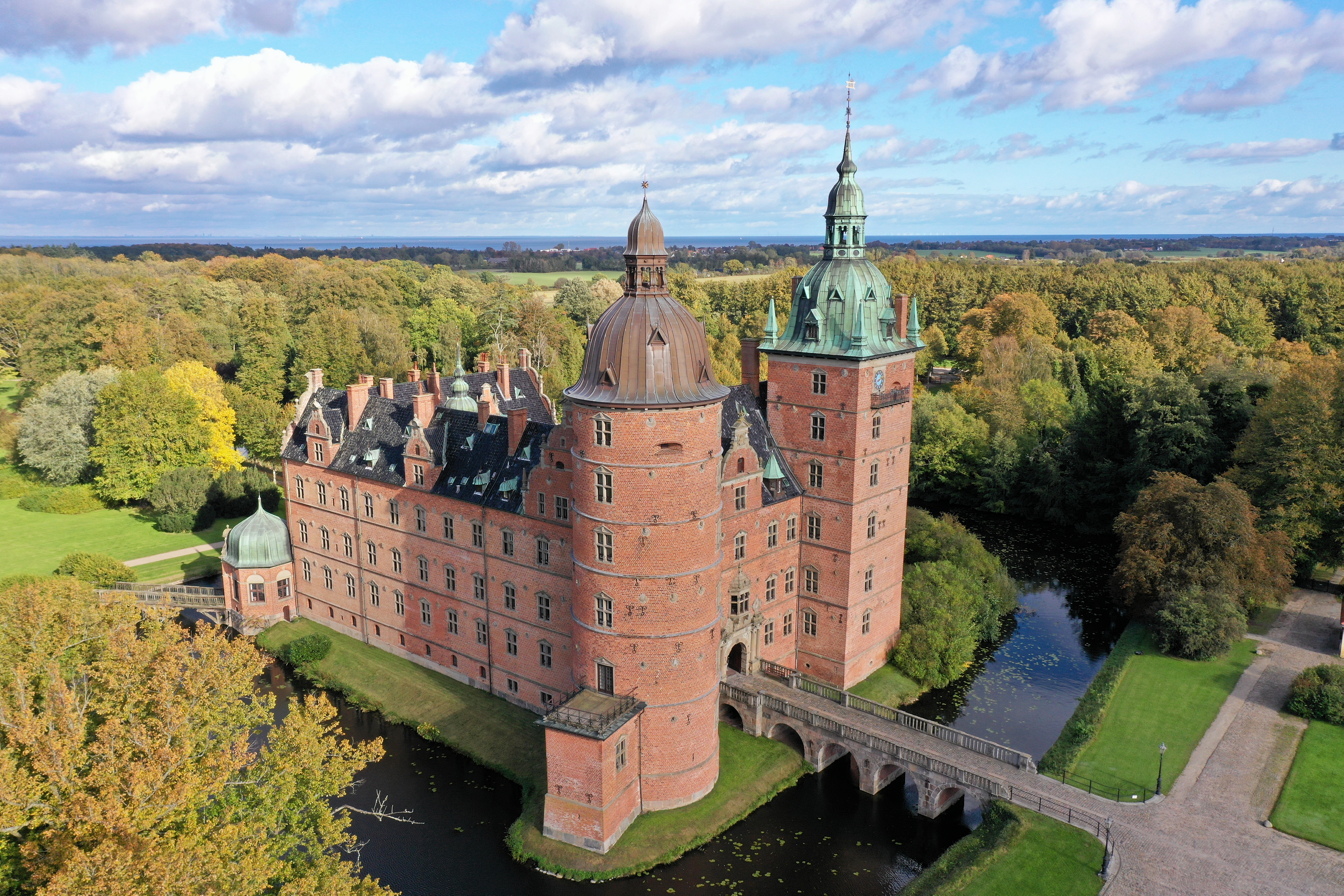 Vallø Stift påbegynder nu restaureringen og udbedringen af slotsbroen.