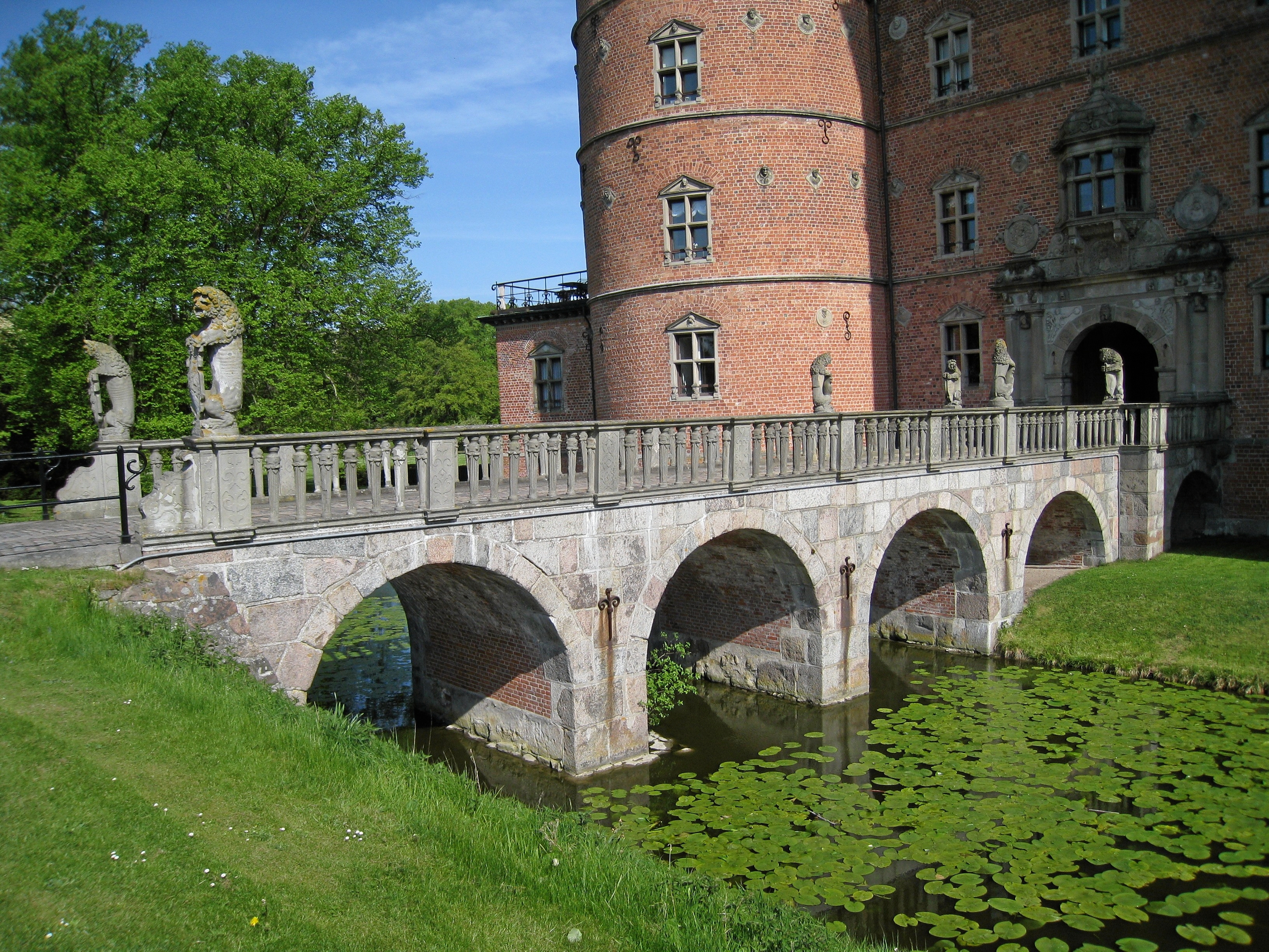Slotsbroen, som den så ud, før sandstandsløverne blev taget ned. - Vallø Stift Slotsbroen, som den så ud, før sandstandsløverne blev taget ned.