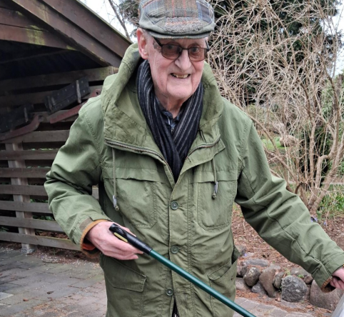 For cirka tre år siden fik nu 93-årige Erik Høg fra Gladsaxe en blodprop i hjertet. Nu har han fundet en ny hobby, han håber andre kan blive inspireret af.