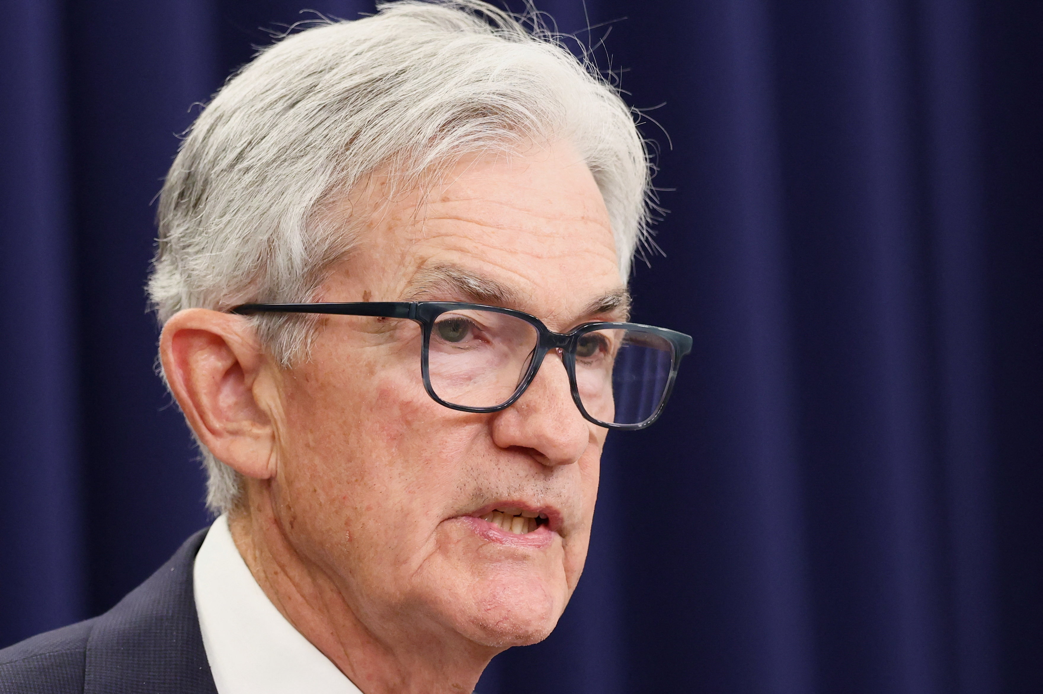 Centralbankchef Jerome Powell taler til pressen, efter at USA's centralbank (Fed) har meddelt at den fastholder renten.