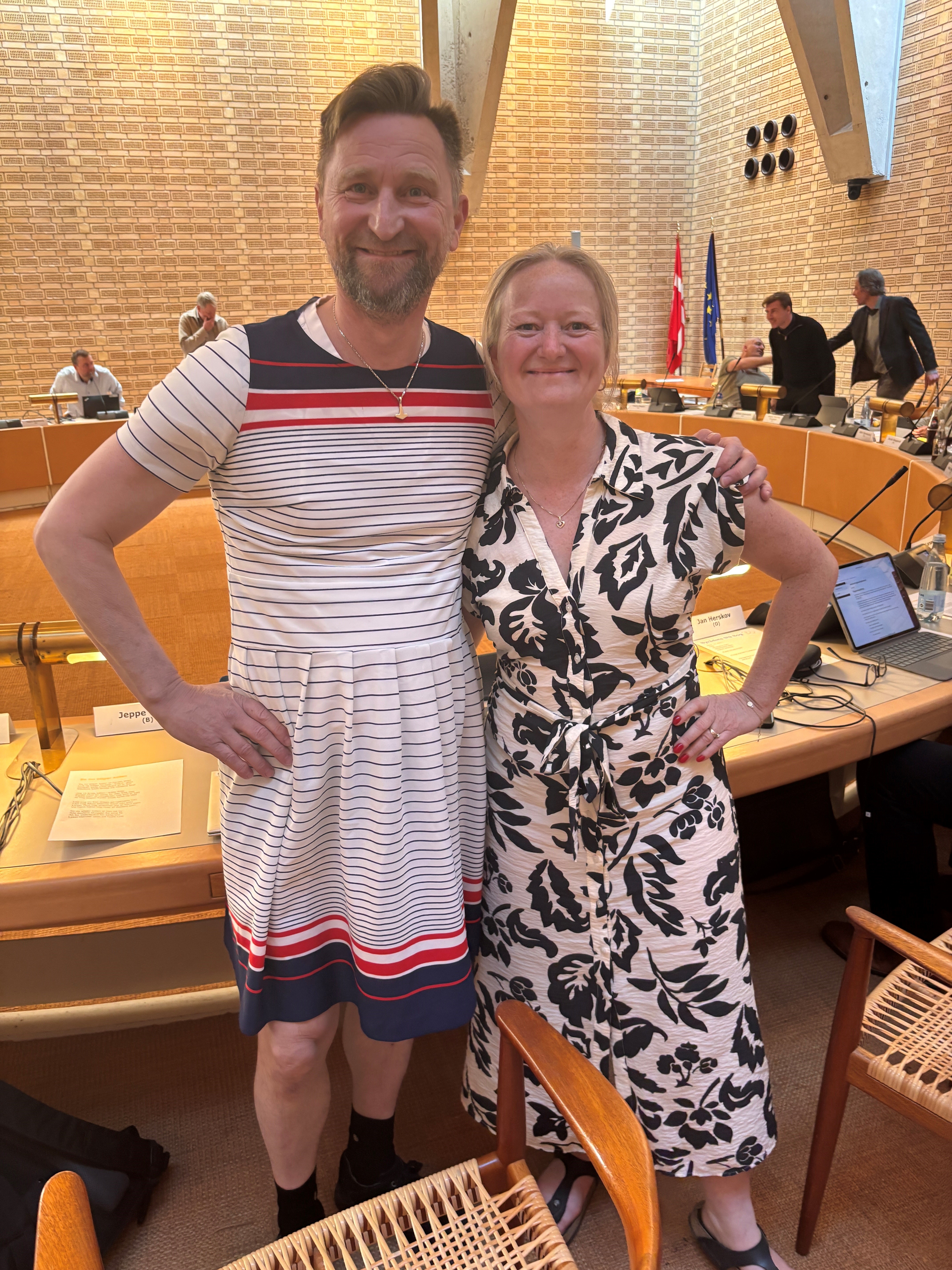 Den radikale Jeppe Trolle i kjole og Lokallisten Roskildes Trine Borre, også i kjole, i byrådssalen, hvor en kommende LGBT+-politik var på dagsordenen.