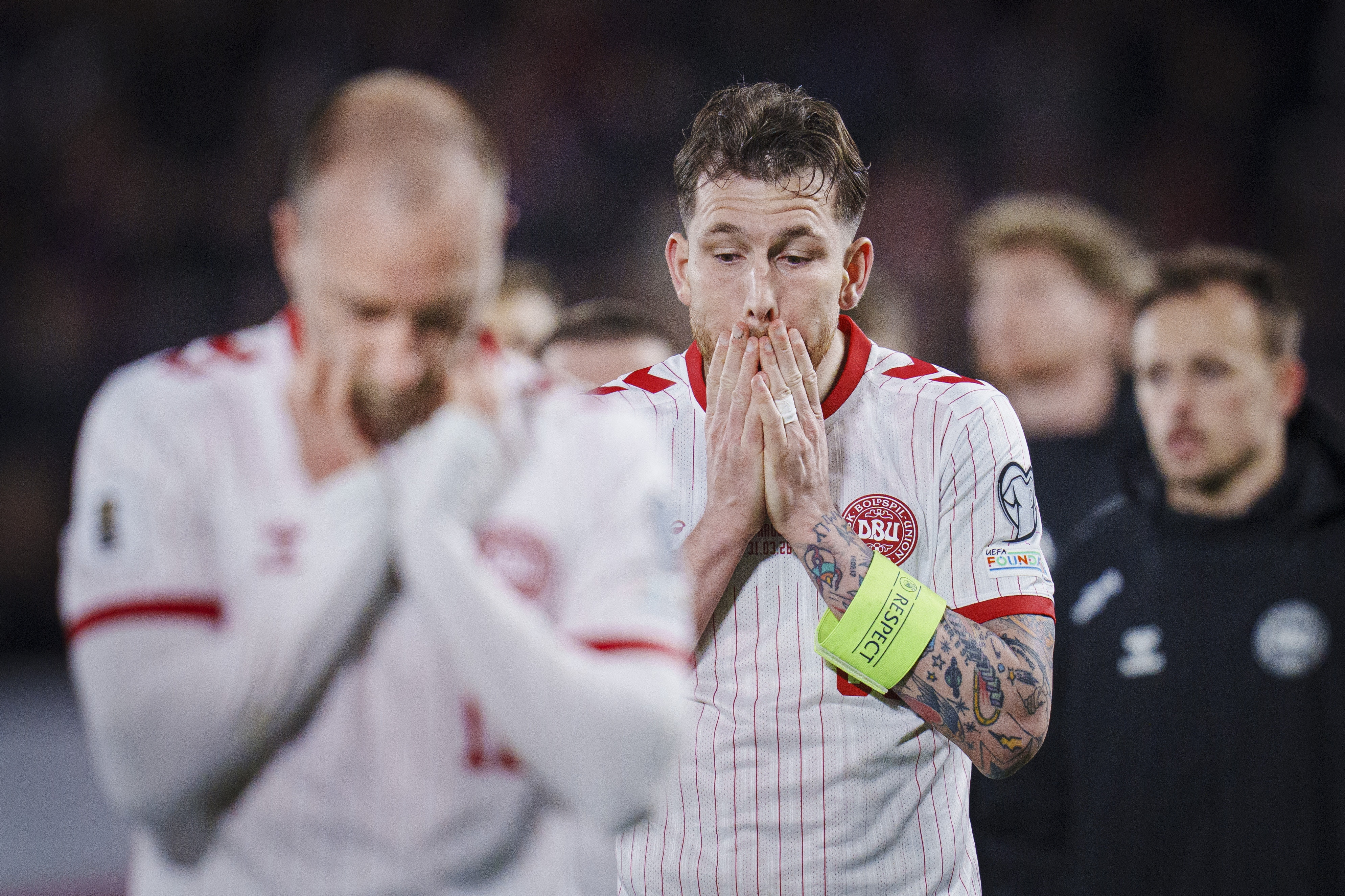 Pierre Emile-Højbjerg og Christian Eriksen gik skuffede fra banen i marts, da Danmark tabte den afgørende kamp om at komme til sommerens VM-slutrunde. (Arkivfoto).