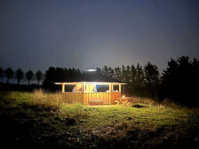 Lørdag 10. maj inviterer spejderne i Vinge familier til en dag med friluftsliv, leg og fællesskab. Her ses spejdernes nye bålhytte.