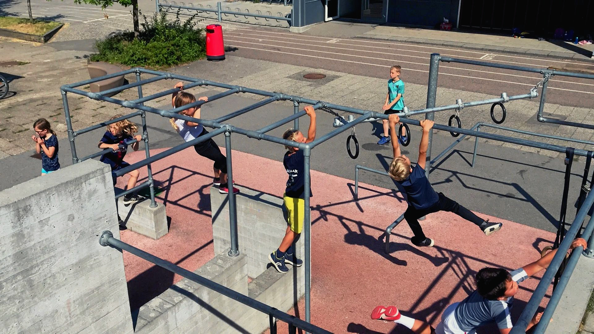 Blandt de mange sommerferie-tilbud til børn og unge er parkour og springgymnastik.