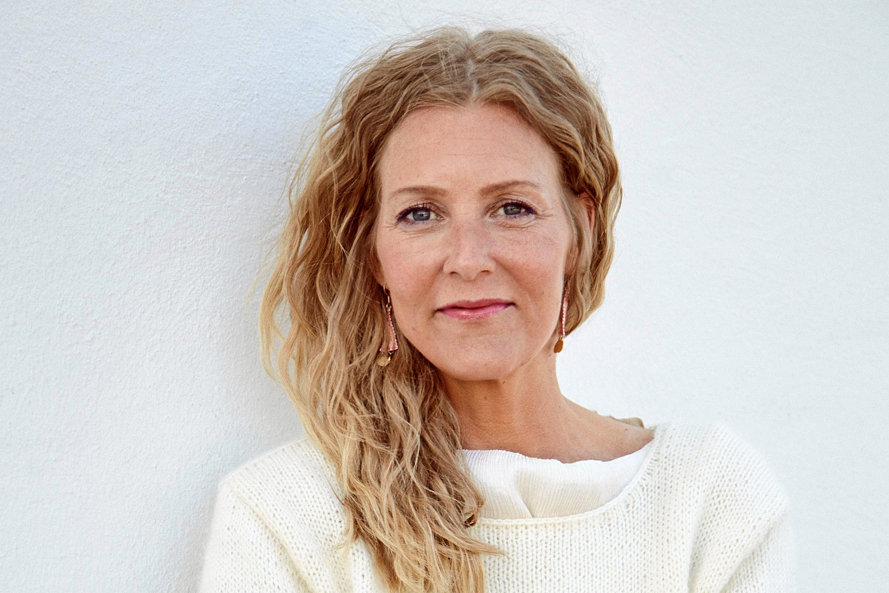 Erhvervs- og krisepsykolog Louise Dinesen holder oplæg med fokus på ledelse under pres, beredskabskultur og organisatorisk robusthed. Hun vejleder virksomheder om, hvordan ledere og medarbejdere kan fastholde overblik, handlekraft og samarbejdsevne, når tingene spidser til.