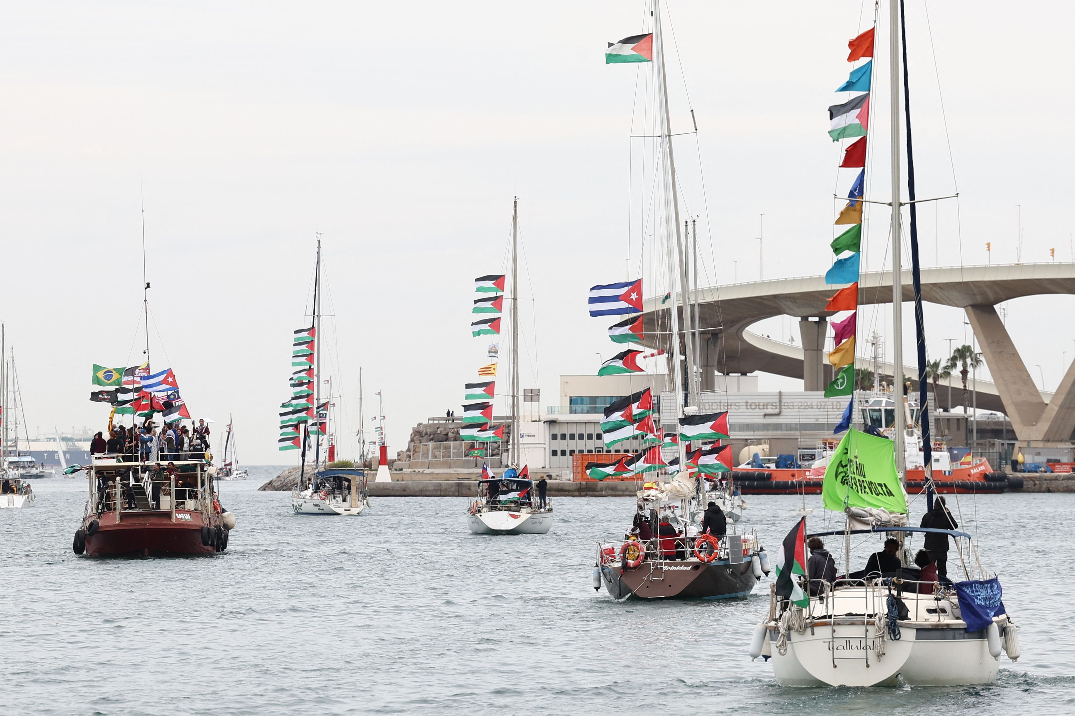 Flere skibe fra en international flotille sejlede tidligere i april af sted med kurs mod Gazastriben - blandt andet her fra Barcelona i Spanien. Israelske militærbåde har natten til torsdag standset flotillen nær Grækenland. (Arkivfoto).