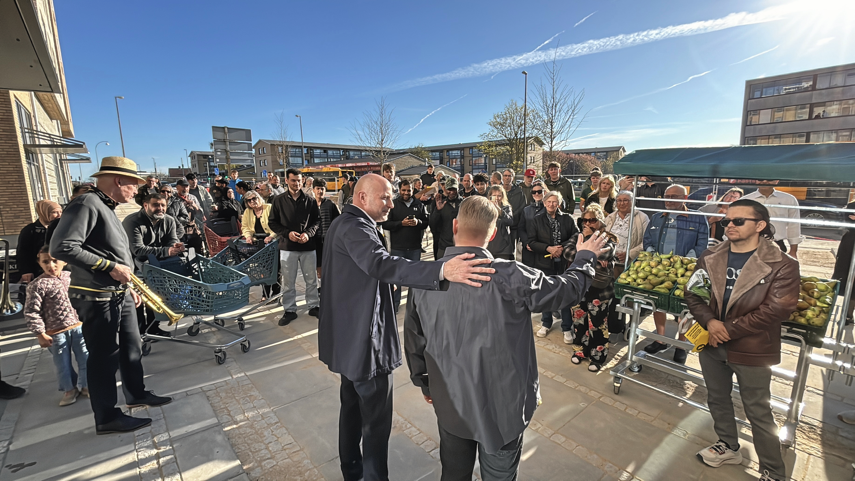 Der var høj sol og højt humør, da den nye Netto-butik slog dørene op.