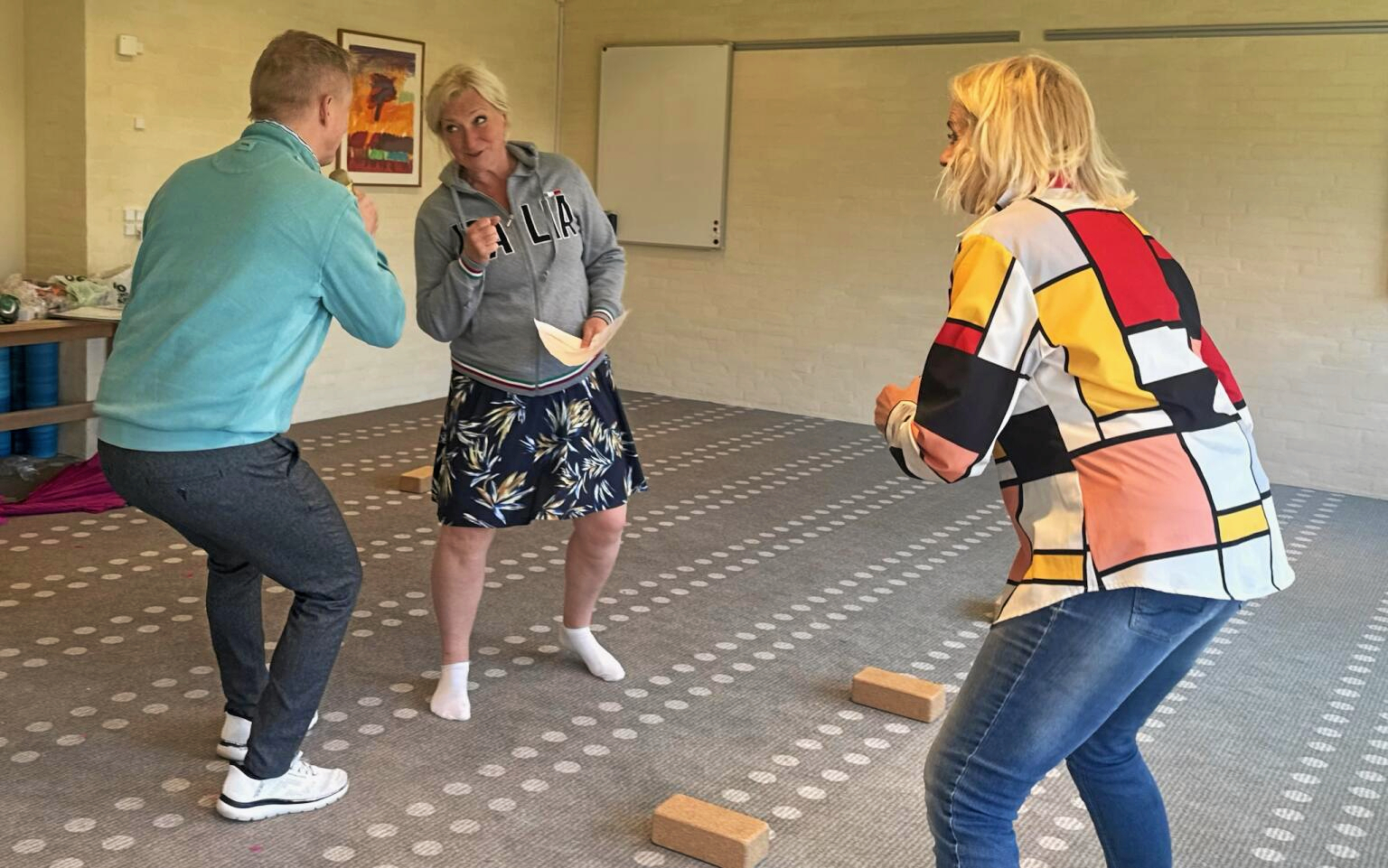 Maritn Knudsen og Mille Berg på gulvet sammen med Susanne Breuning, der er hentet ind som koreograf og instruktør.