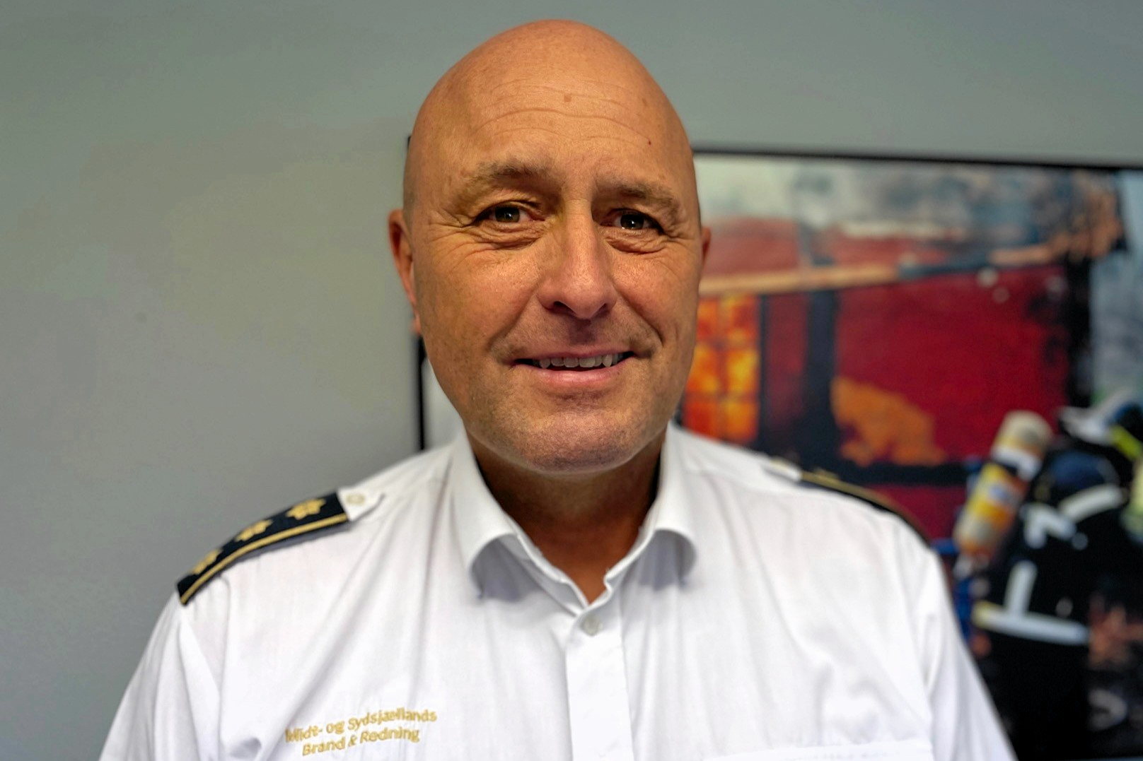 Beredskabschef Henrik Nilsson fra Midt- og Sydsjællands Brand & Redning (MSBR) lægger en beroligende, pædagogisk hånd på rattet, inden panikbussen kommer i fart.