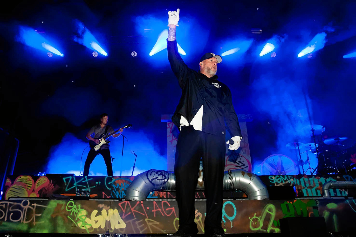 Det er nok sådan her, at de fleste danskere stadig kender Liam O'Connor alias L.O.C. - som gavflabet rapper klar til at sætte gang i musikfesten, ligesom han i 2023 gjorde det på Kalundborg Rock'er. Men de senere år har han i stedet kastet sig over comedygenren, og til marts 2027 besøger han så Postgaarden med sit nyeste show.