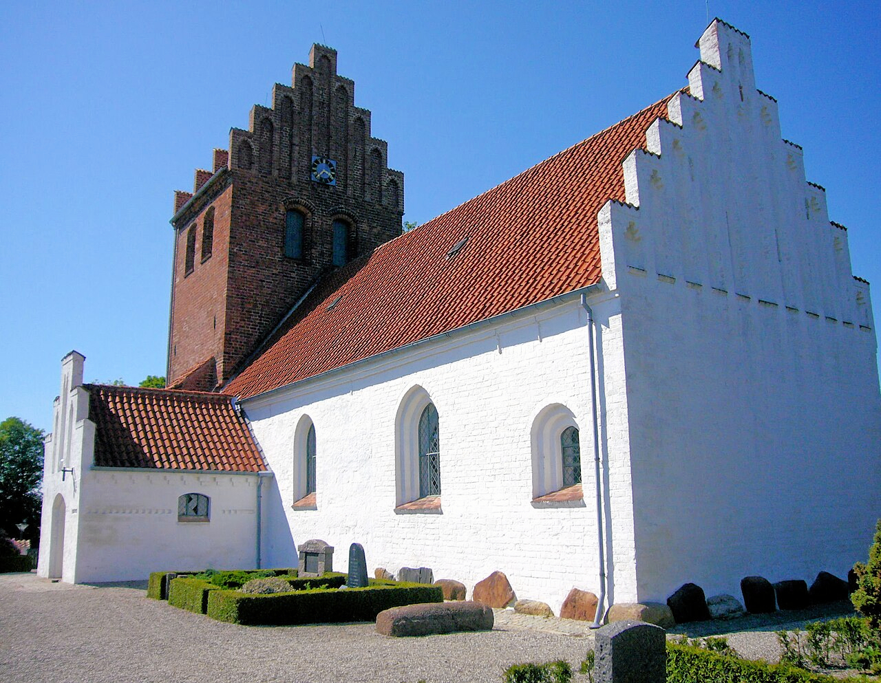 Torslunde Kirke åbner dørene for lokale til vandring og fortællinger på kirkegården og i kirketårnet.