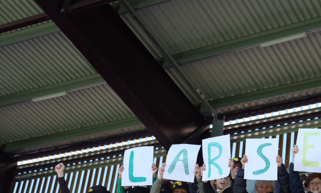 Fansne er klar og kampen er fløjtet i gang. Efter 5 minutter står der stadig 0-0. - Palle Demant Fansne er klar og kampen er fløjtet i gang. Efter 5 minutter står der stadig 0-0.