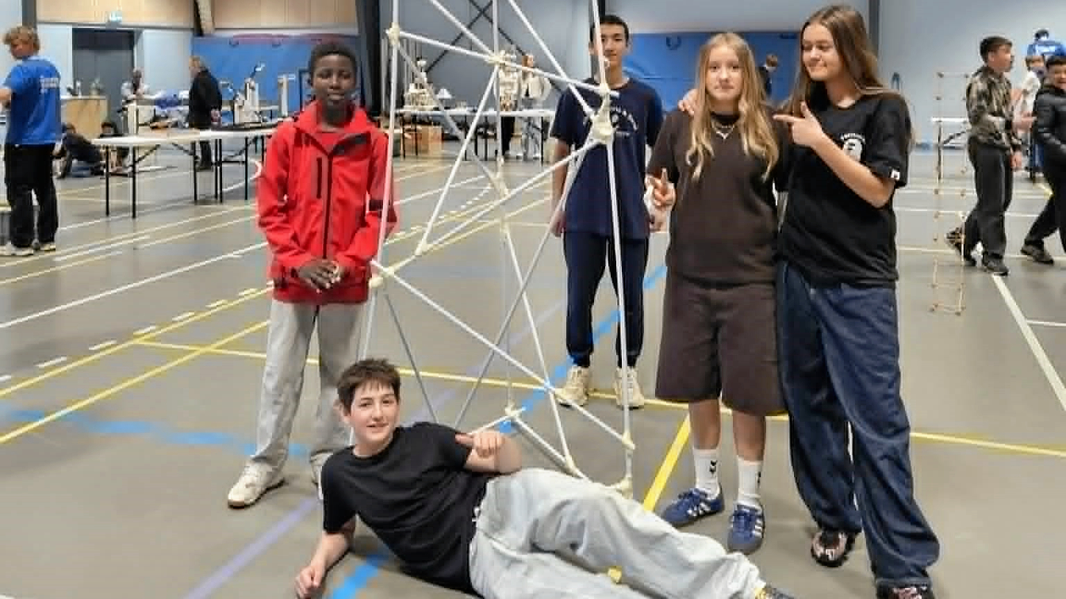 Rynkevangskolen i Kalundborg var torsdag vært for Naturfagsmaraton 2026. Her deltog 252 elever fra Kalundborg Kommune og dystede i kreative naturfagsopgaver.