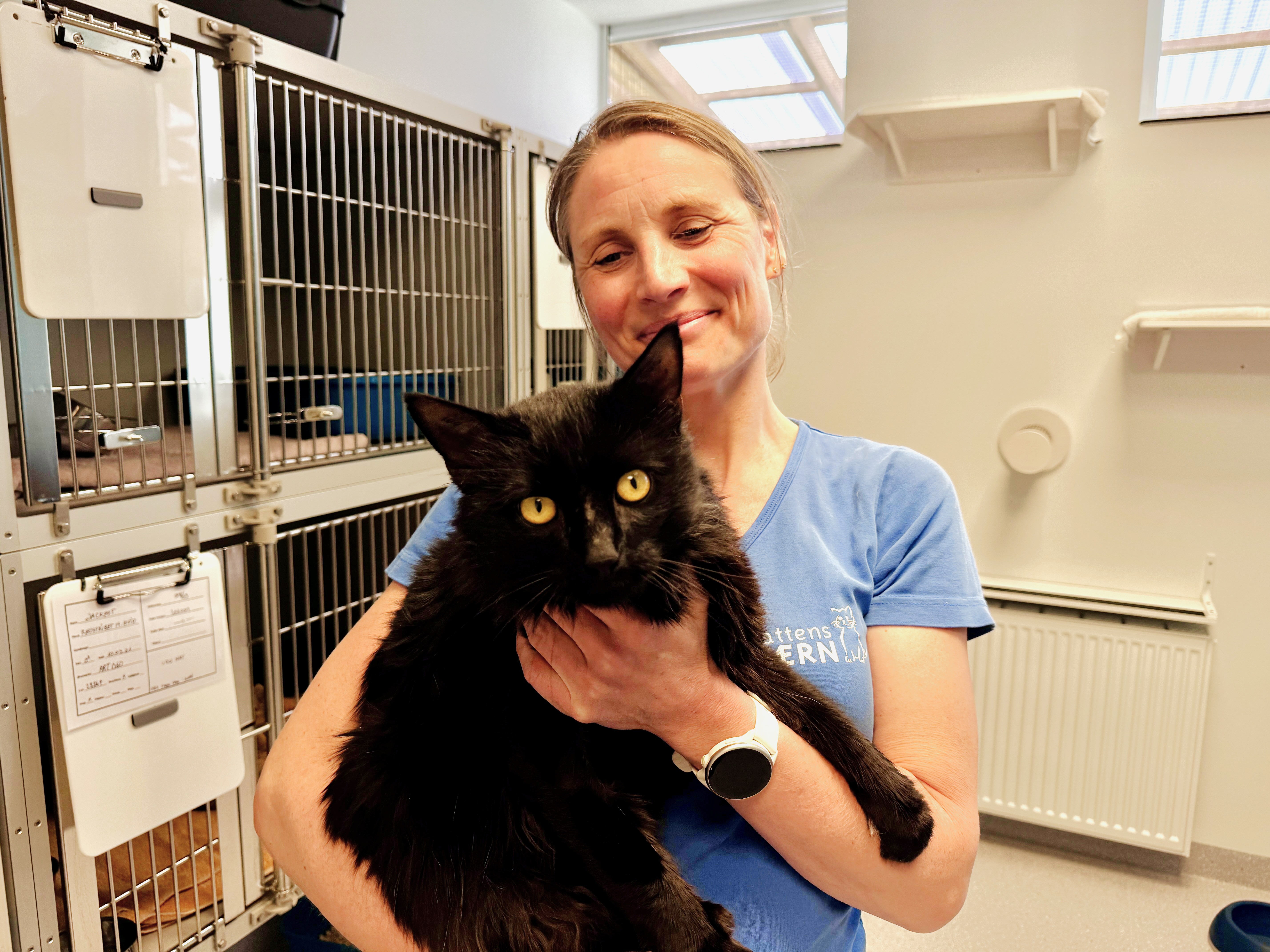 Det påvirker Nanna Larsen og hendes kollegers arbejde med kattene, at de ikke kan komme ind på lageret. Her står han sammen med Herman.