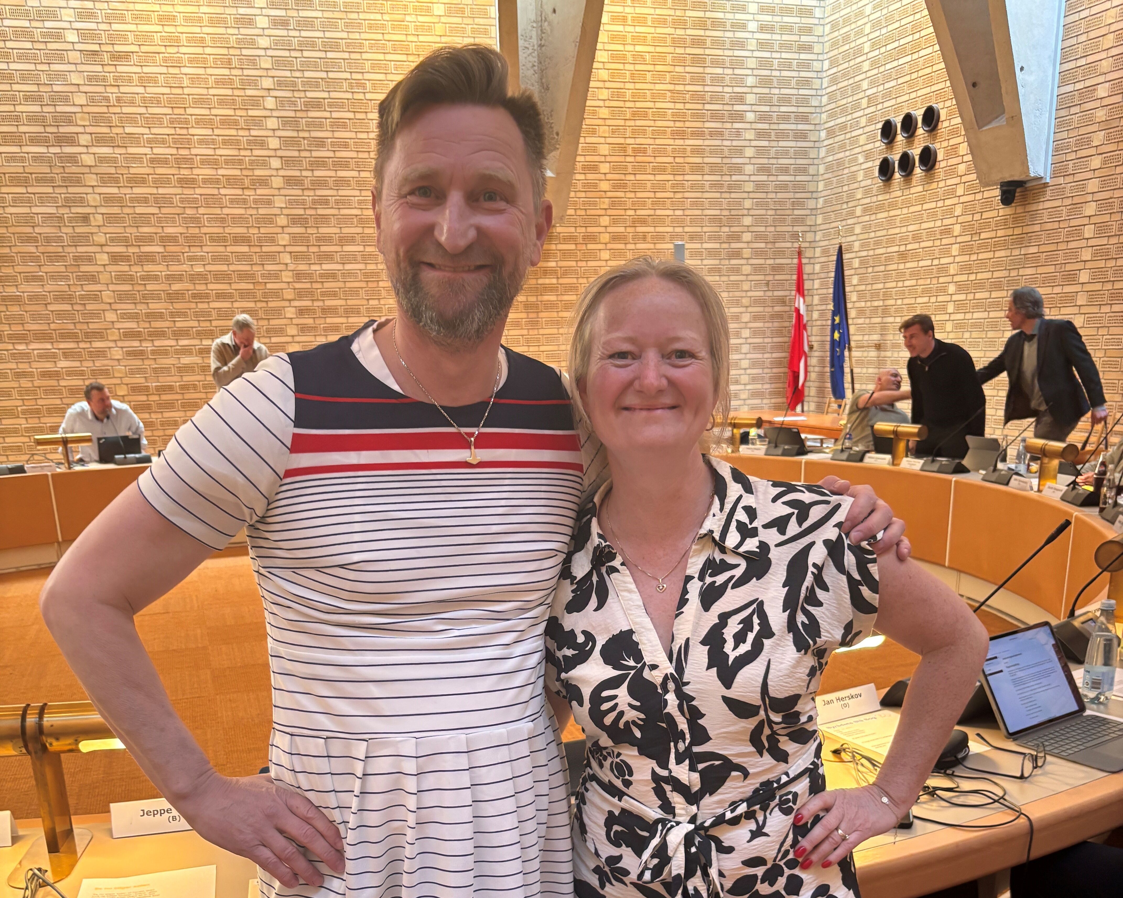 Jeppe Trolle i kjole og Trine Borre, også i kjole.