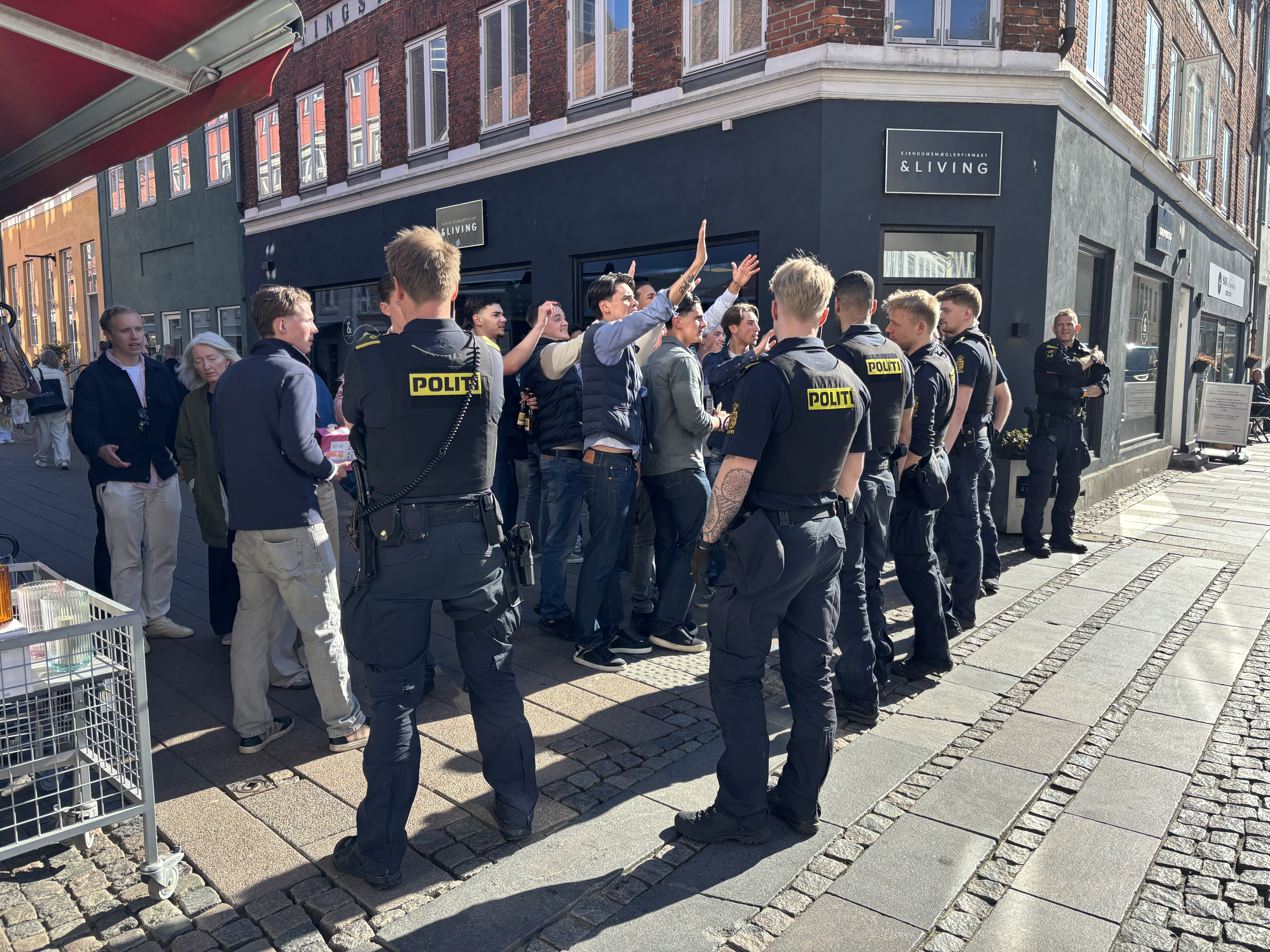 En gruppe unge svenskere røg torsdag eftermiddag i totterne på hinanden på Axeltorv.