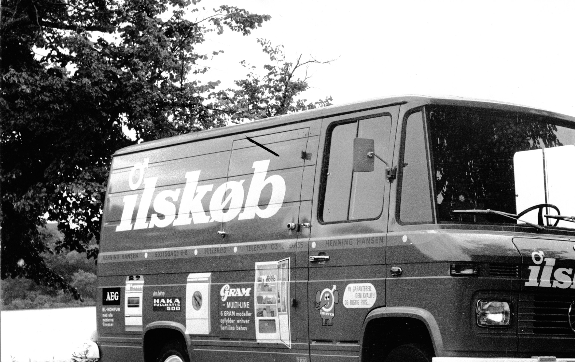 Ilskøbs bil ved Frederiksborg Slotssøen omkring 1980-1990. - Hillerød Lokalhistoriske Arkiv Ilskøbs bil ved Frederiksborg Slotssøen omkring 1980-1990.