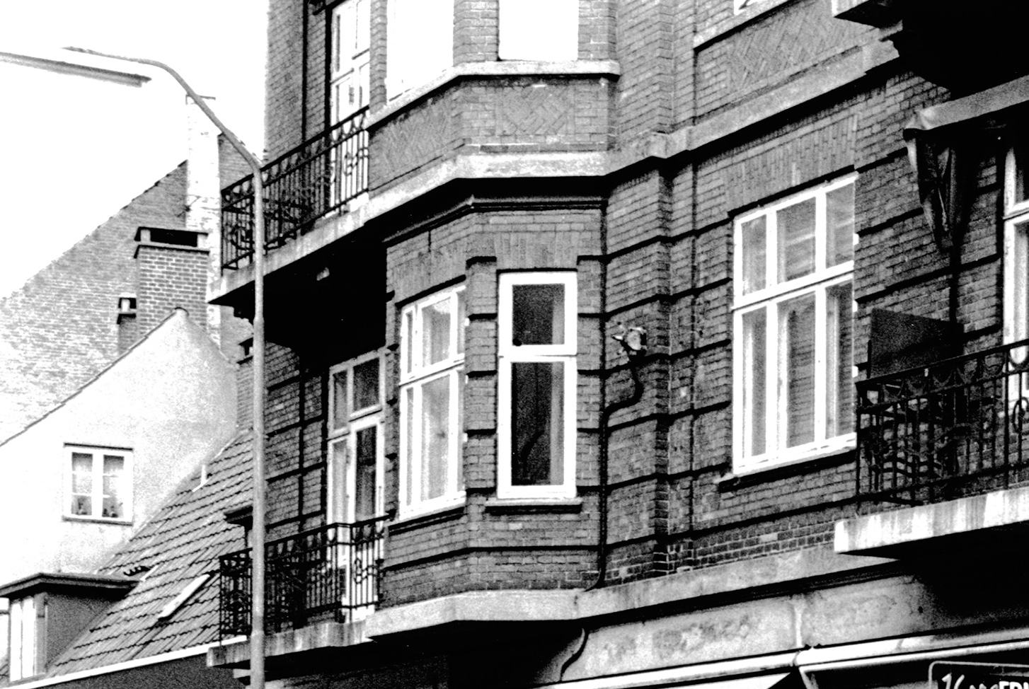 Inden Ilskøb udvidede, lå der en herrefrisør i lokalerne. Her er butiksfacaden på et tidspunkt i første halvdel af 1960'erne. - Hillerød Lokalhistoriske Arkiv/Jan Lindebjerg Petersen Inden Ilskøb udvidede, lå der en herrefrisør i lokalerne. Her er butiksfacaden på et tidspunkt i første halvdel af 1960'erne.