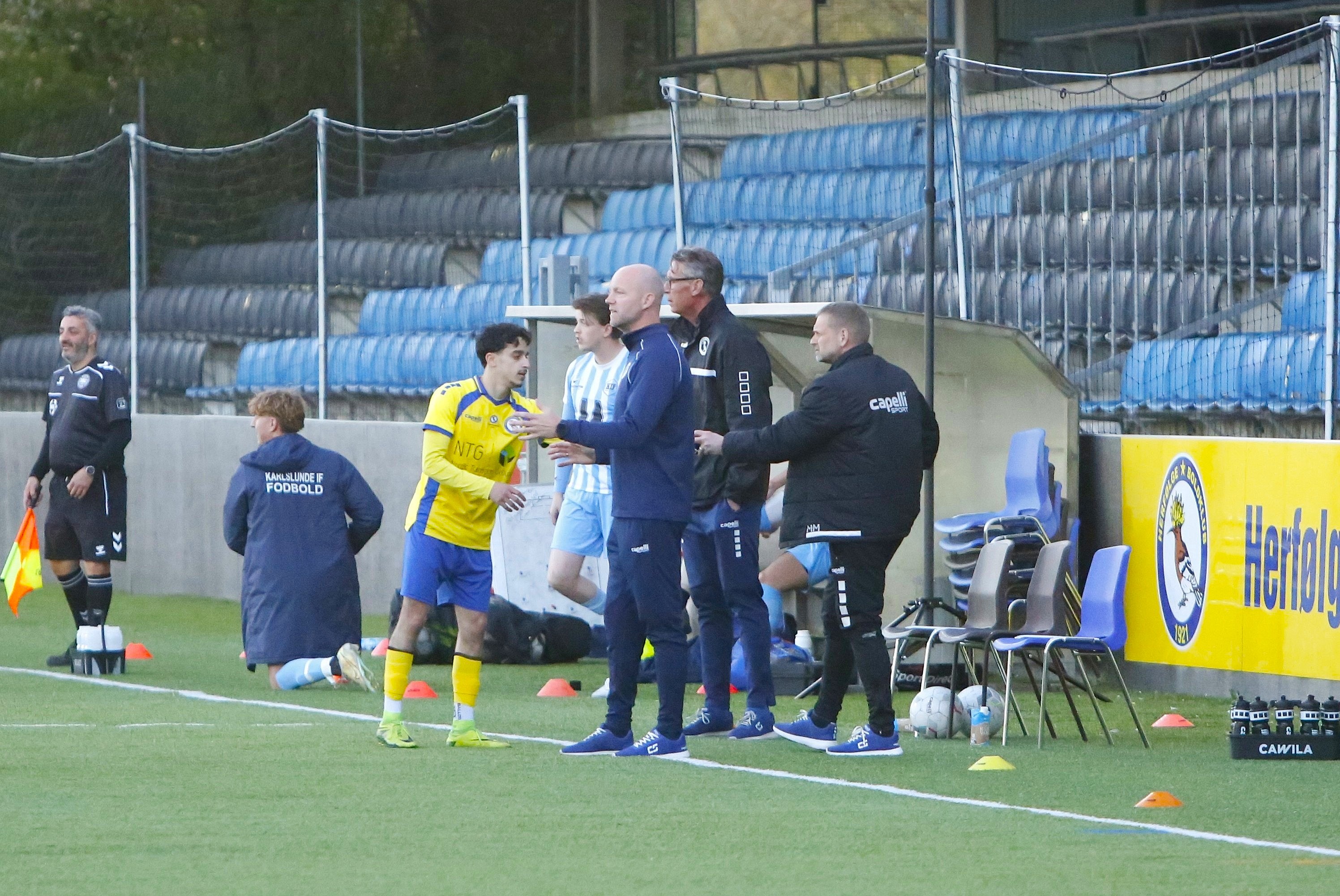 Herfølge-træner Dennis Røpke-Gleerup i torsdagens kamp mod Karlslunde.