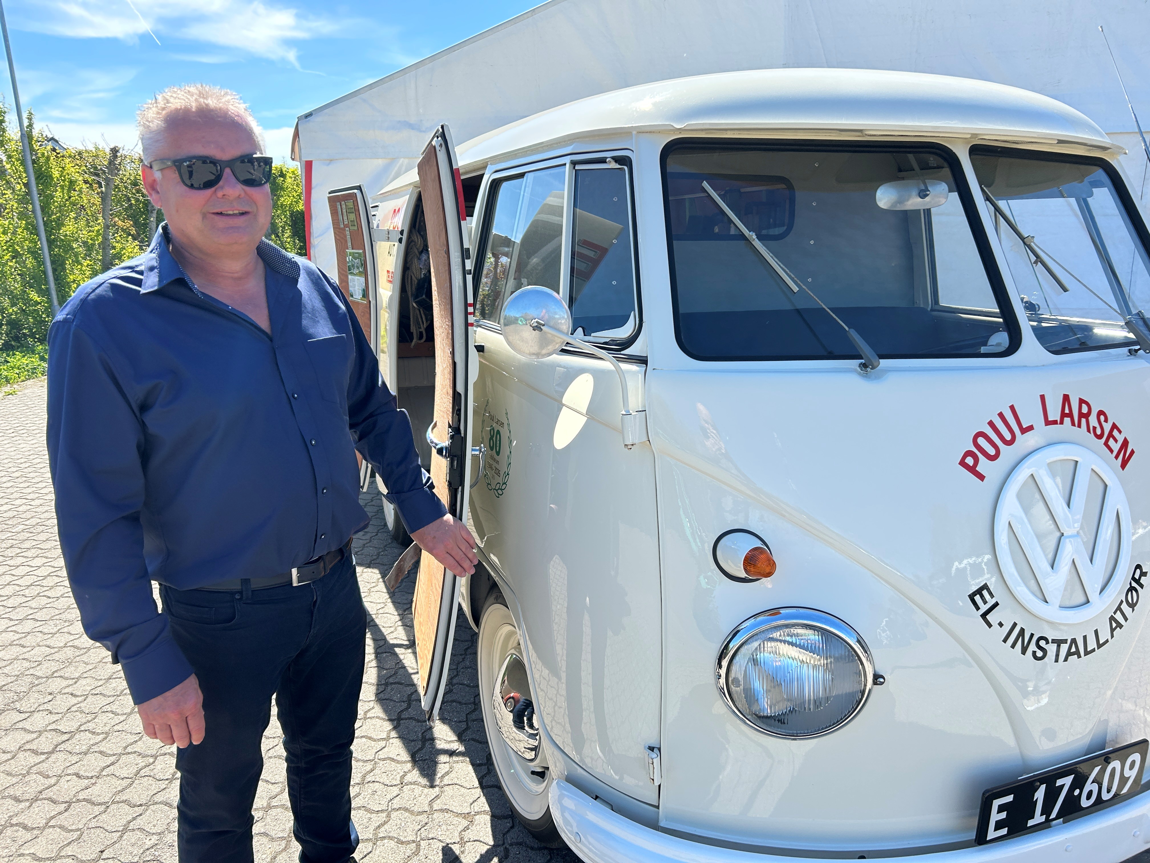 Poul Larsen El & VVS fylder 80 år 2. maj 2026. I dag er barnebarnet Ole Larsen direktør i familiefirmaet, der er solgt til en norsk kapitalfond.
