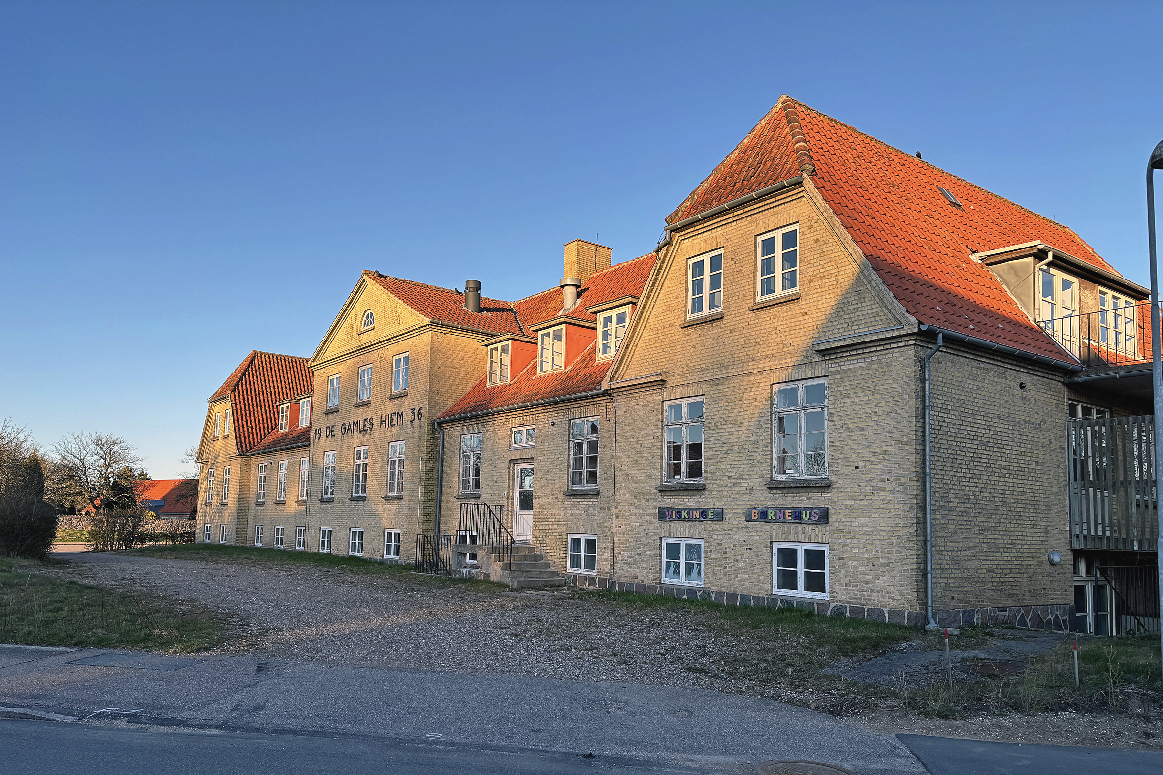 Kalundborg Kommune har godkendt, at der indrettes boliger til ukrainske flygtninge i den tidligere børneinstitution, Viskinge Børnehus, på Kirkebakken 4 i Viskinge. Bygningen er oprindelig opført som alderdomshjem, De Gamles Hjem.