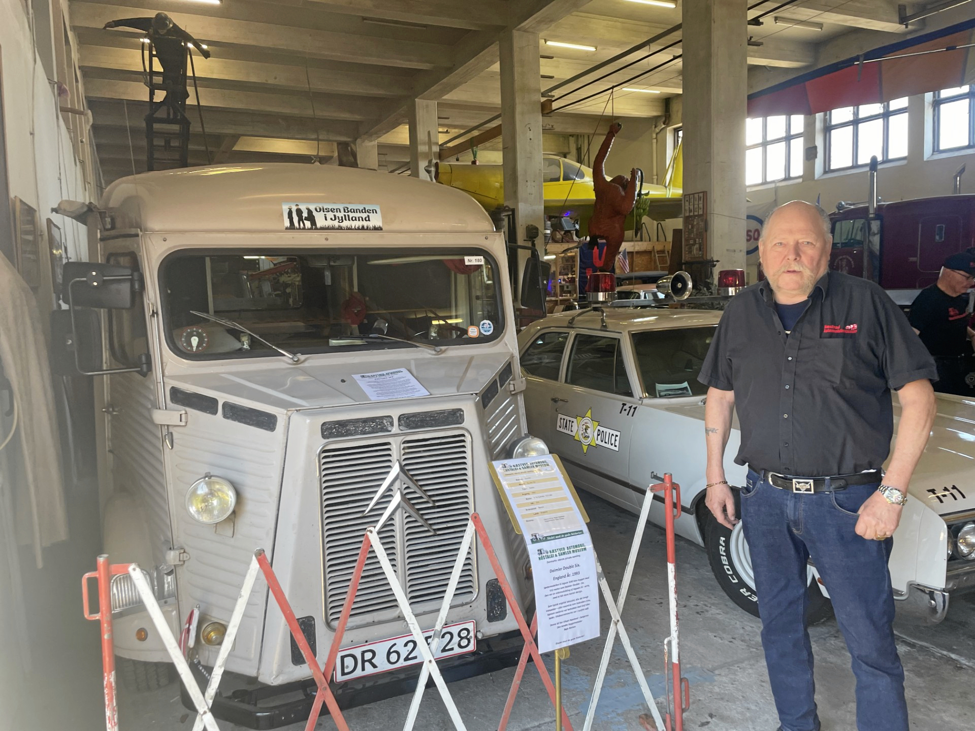 Museumsejer Peder Spandet med en tro kopi af den berømte Citroën Type H slagtervogn, der blev brugt i filmen "Olsen-banden i Jylland" fra 1971.