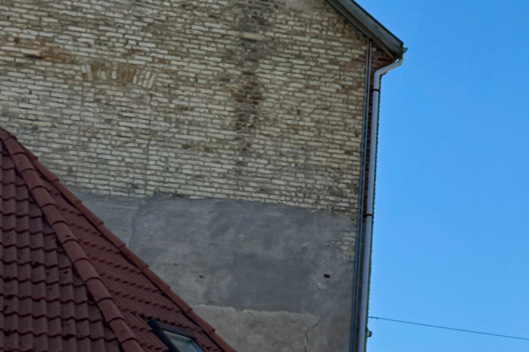 De sidste detaljer blev gjort klar inden start. Her ses en balanceret Brian Formann i færd med at sætte banner op ved billetteltet. - Anders Ranthe De sidste detaljer blev gjort klar inden start. Her ses en balanceret Brian Formann i færd med at sætte banner op ved billetteltet.