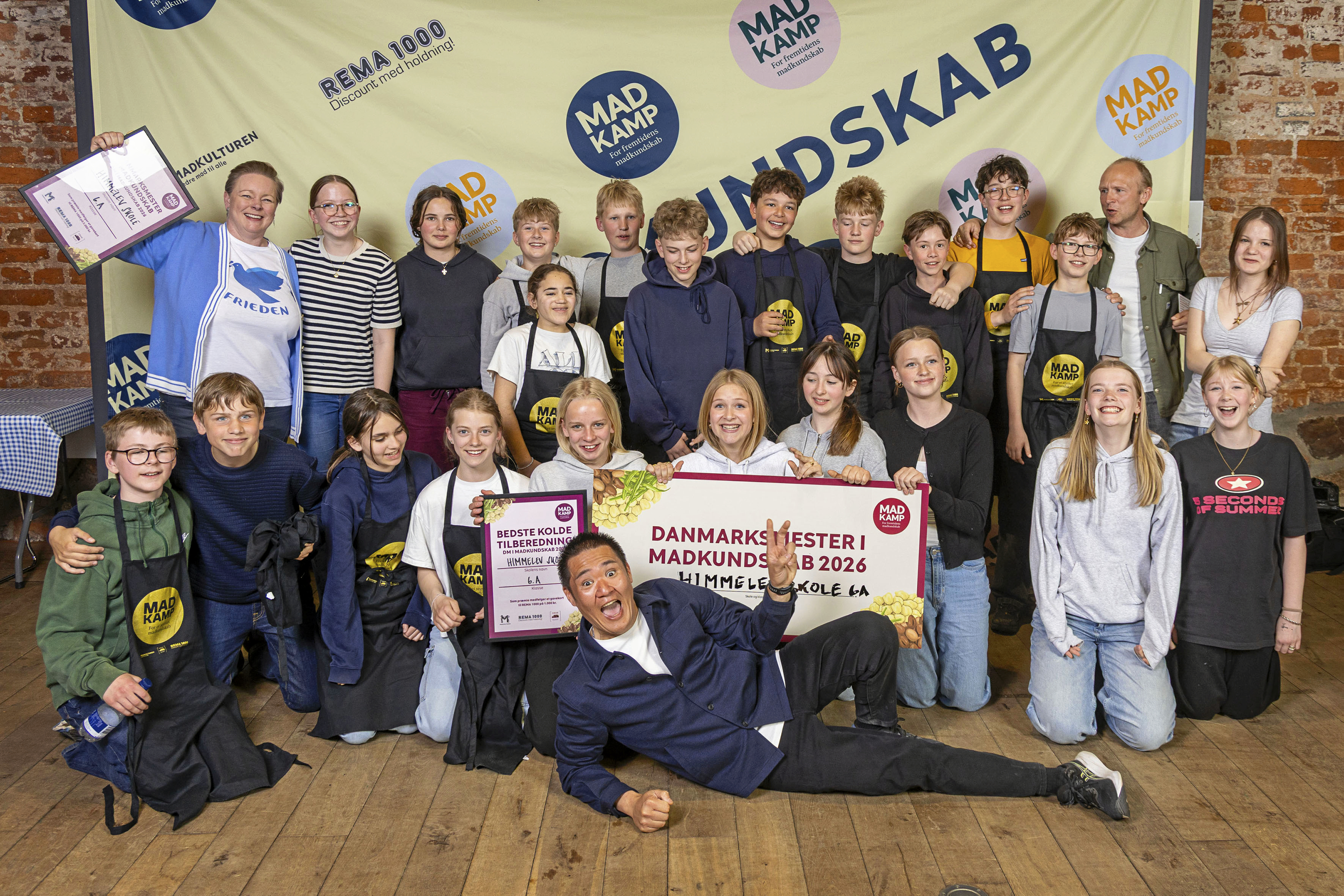 6.a fra Himmelev Skole har vundet DM i madkundskab. Her ses de sammen med Micki Cheng, som var konferencier til DM.