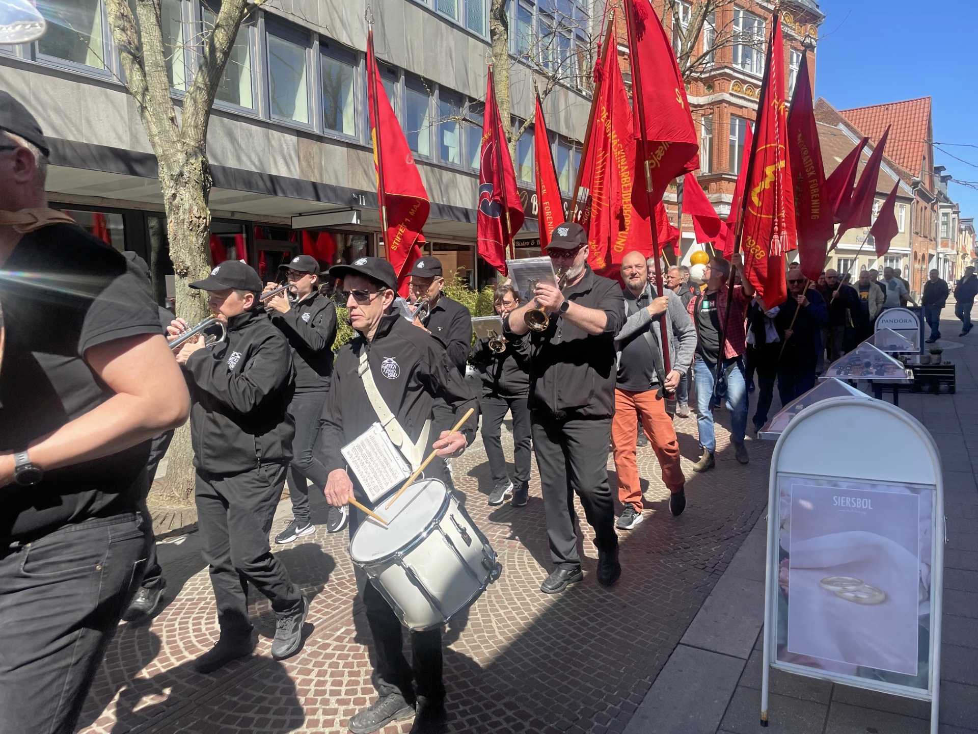 For første gang siden 2019 blev fanerne luftet, da fagbevægelsen fejrede 1. maj. - Kim Palm For første gang siden 2019 blev fanerne luftet, da fagbevægelsen fejrede 1. maj.