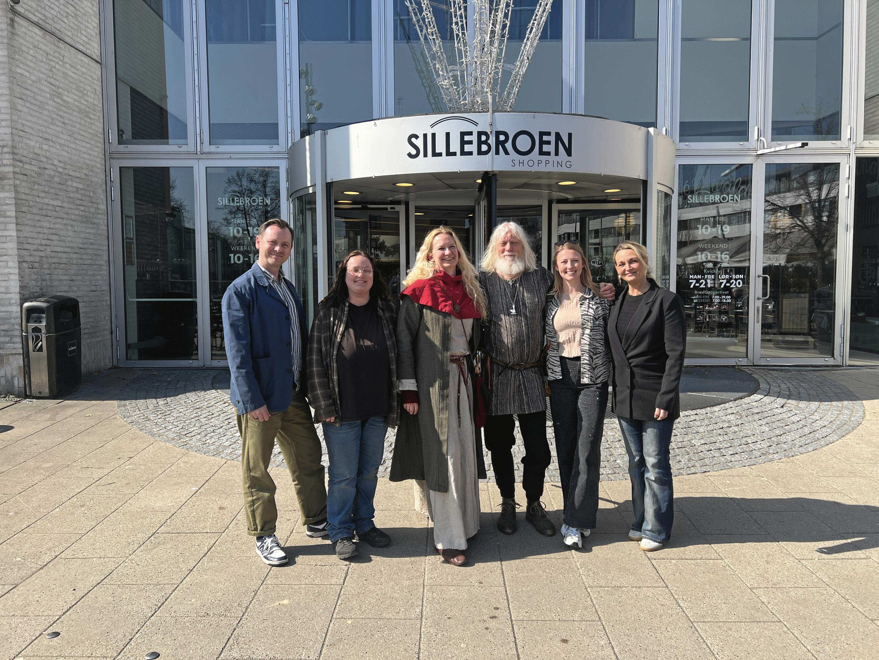 Klar til vikinge-invasion. Fra v. Jacob Als Jensen, Rebecca Wittenburg, Camilla Dupont, Jesper Wittenburg, Adie Jensen og Vicky Pedersen