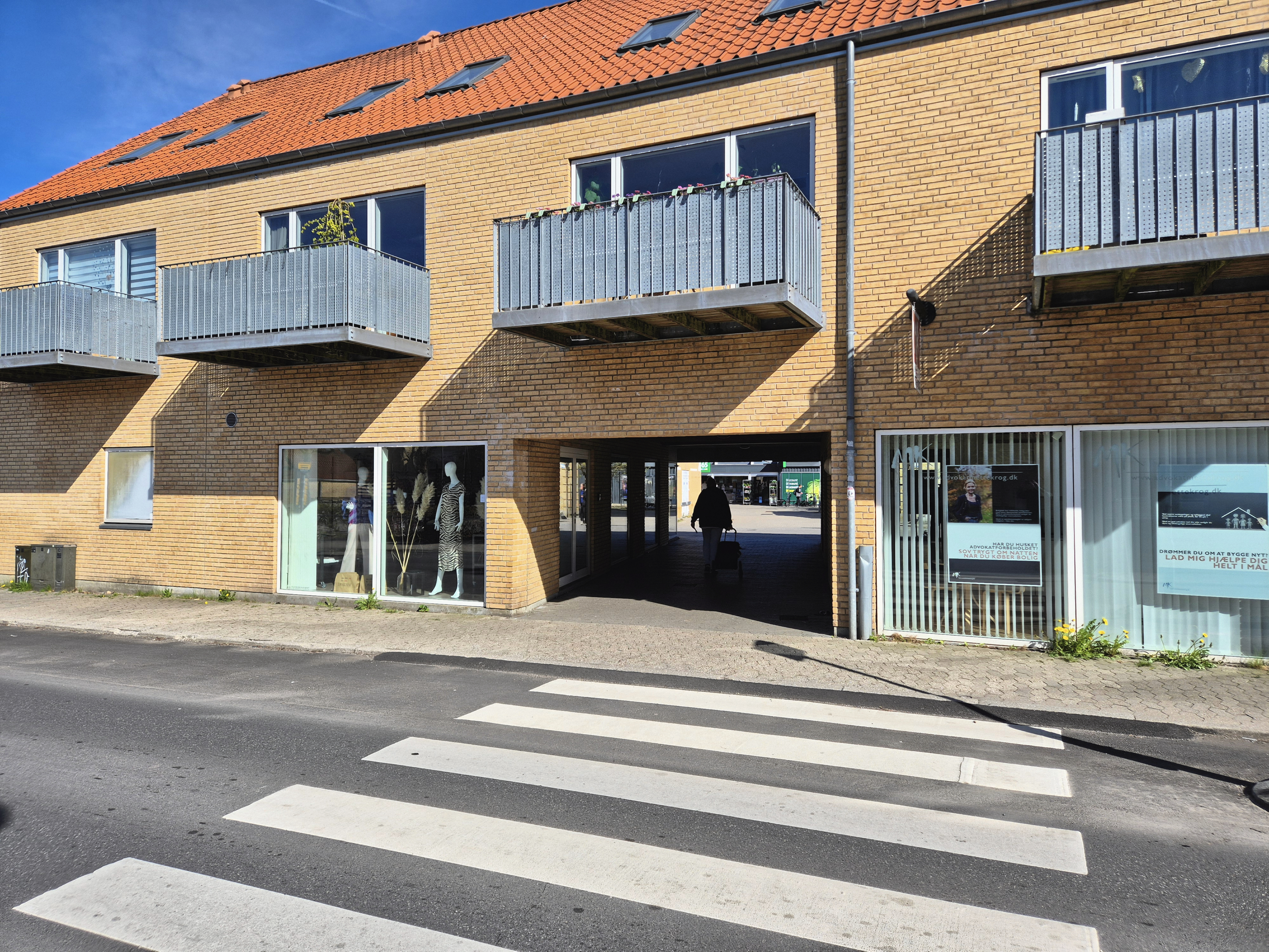 Det voldsomme overfald skete her ved Hovedgaden i Borup. Mandag begynder retssagen mod flere af de formodede gerningsmænd.