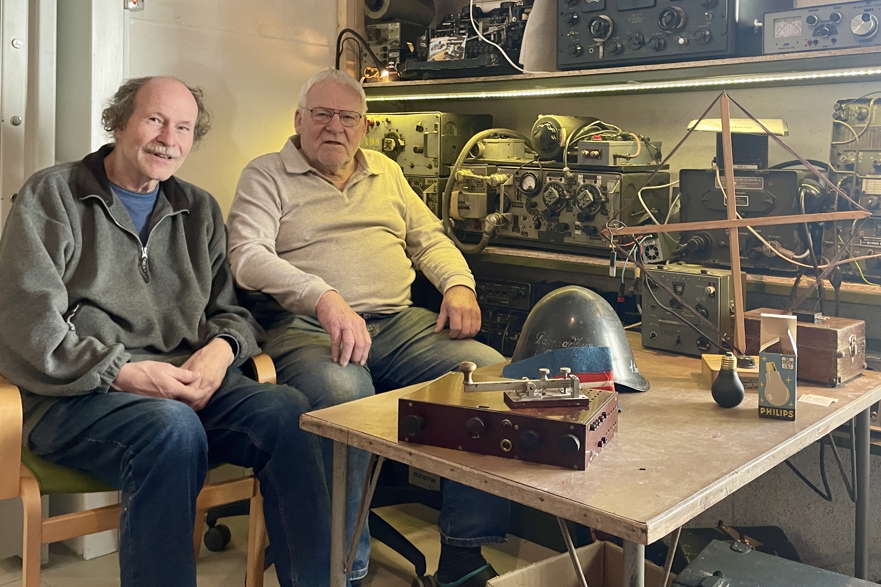 Michael Andersen, venstre, og Henning Skou, højre, er tidligere radiomænd og har rekonstrueret en såkaldt Telefonbogsradio.