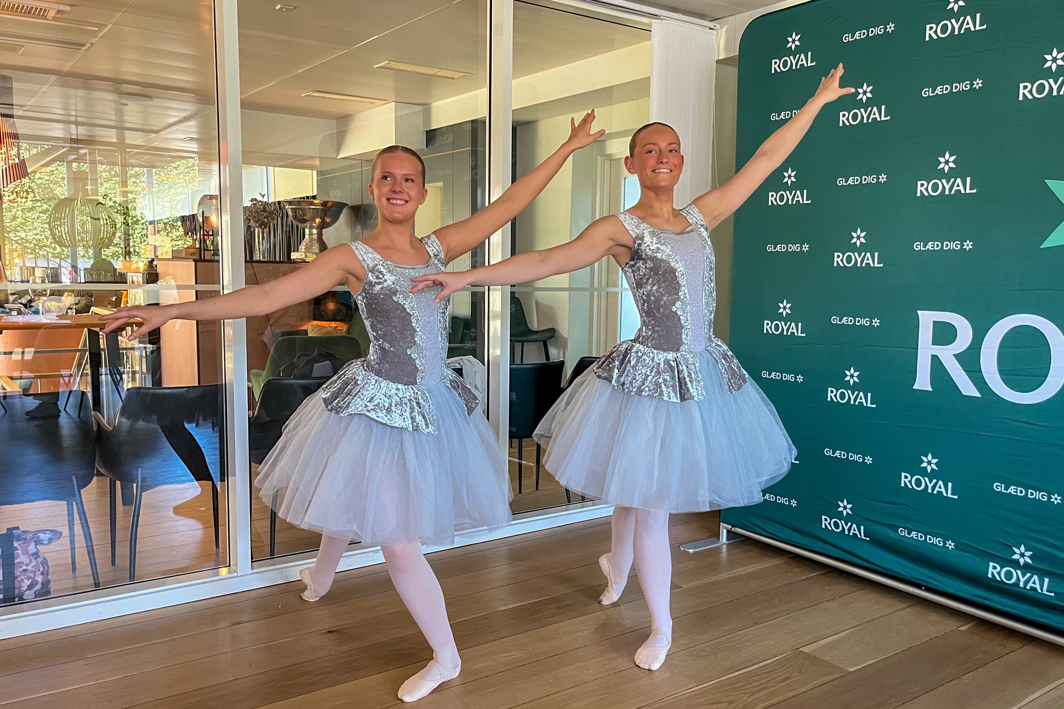 To dansere fra Birgit Dans underholdte ved pressemødet. Igen i år vil elever fra balletholdet komme på scenen, inden den indtages af de professionelle, og det glæder indehaver Rikke Andersen: - Det er en gave, at vi kan give vores elever sådan en oplevelse, hvor de kan møde deres idoler. Det er ligesom med fodbold og komme i Parken og se landskamp, men her er det ikke kun landsholdet – det er verdensholdet.