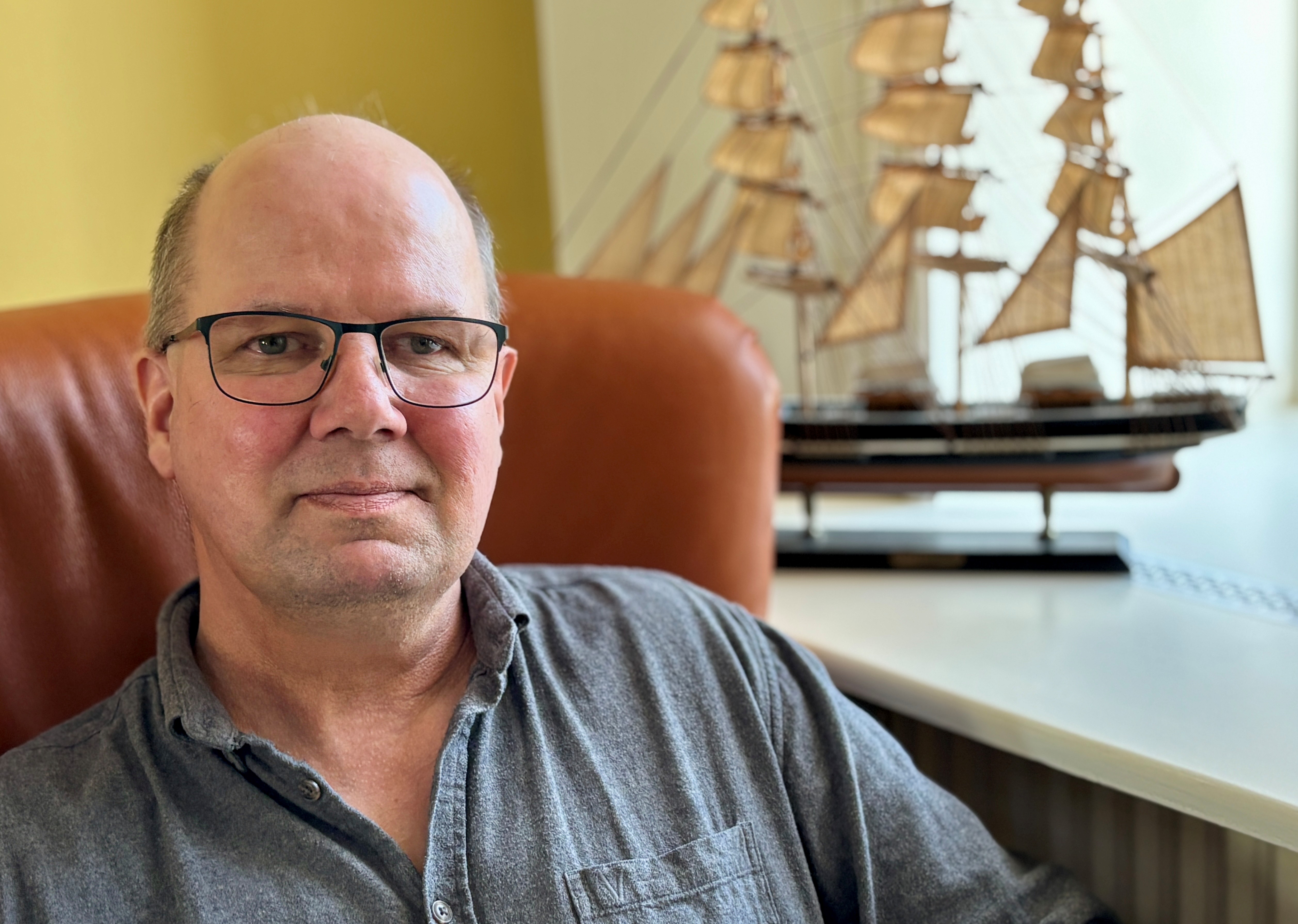 Birger kæmper med firmaer, der ikke anerkender, han er digitalt udfordret. - Jeg kan altså ikke finde ud af det, siger Birger Nielsen.