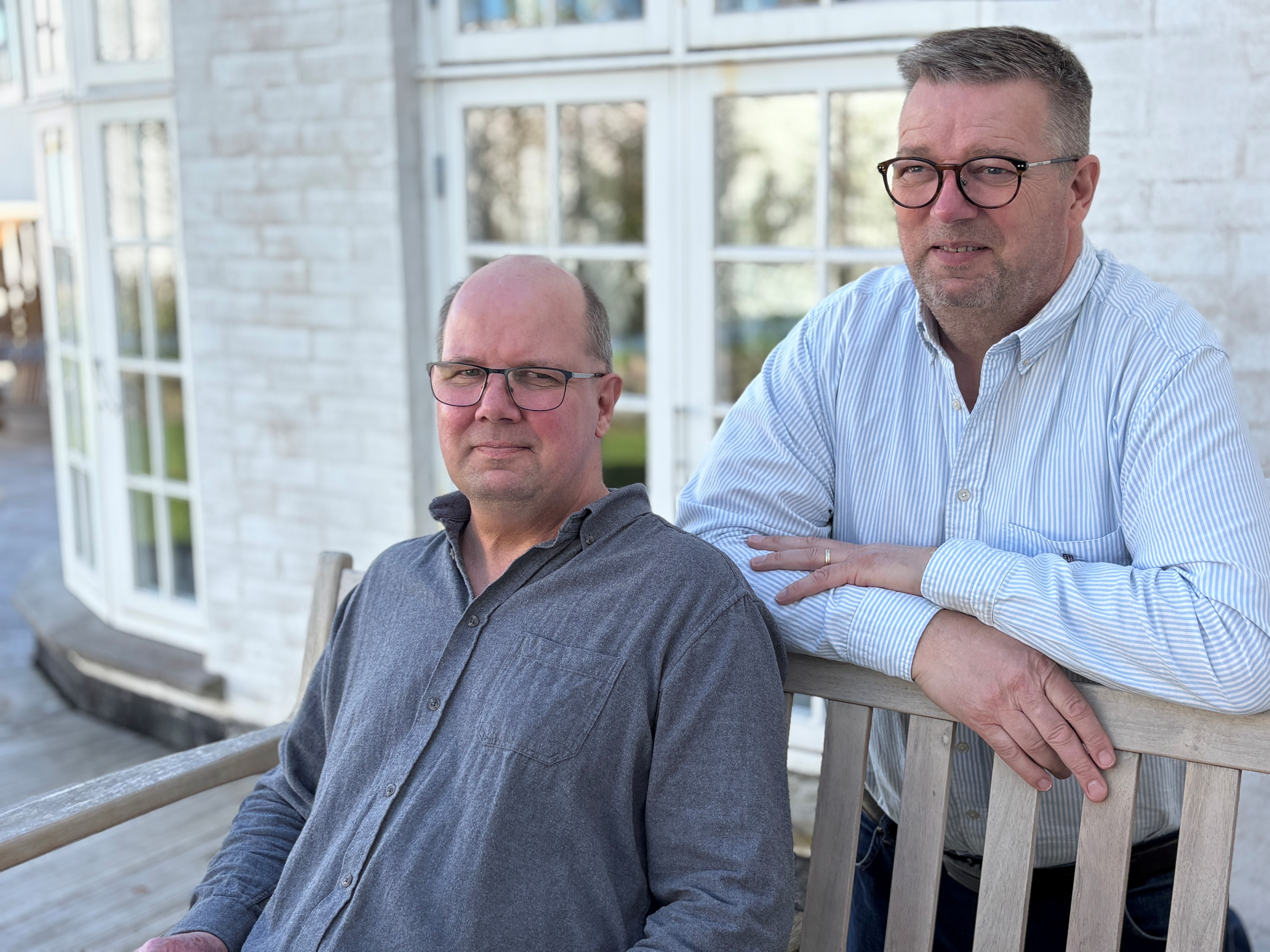 Birger Nielsen kæmper en drøj kamp mod firmaer, der ikke vil anerkende, han er digitalt udfordret af sin begyndende demens. Hans bror Brian Nielsen synes, det er voldsomt frustrerende, at modstanden er så massiv. kæmper med firmaer, der ikke anerkender han er digitalt udfordret