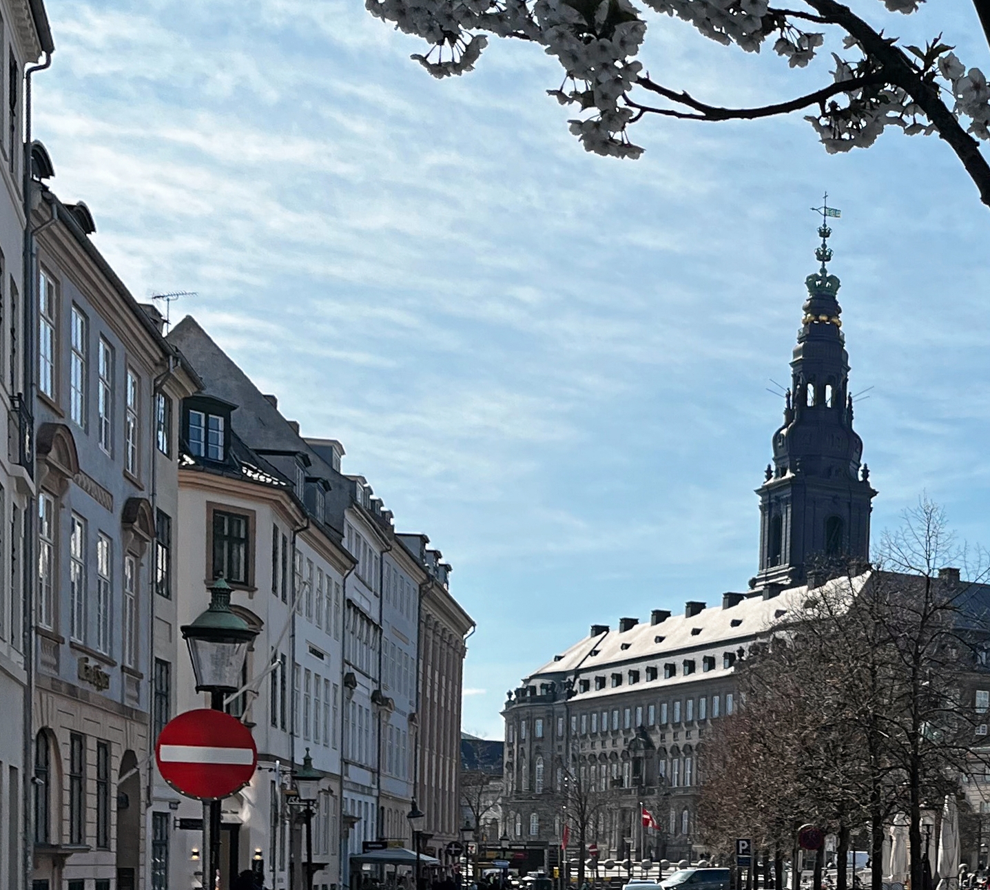 Det er på Christiansborg, at man har vedtaget, at kommunerne skal være underlagt Servicerammen, så det er lettere at holde styr på udviklingen i kommunernes udgifter. I den nye S, SF, M, R-regering eller som den også hedder Firkløvereregeringen, er det SFs leder Pia Olsen Dyhr, der som Økonomi- og Indenrigsminister har svinget taktstokken i forhandlingerne med KL. - Mille Holst Det er på Christiansborg, at man har vedtaget, at kommunerne skal være underlagt Servicerammen, så det er lettere at holde styr på udviklingen i kommunernes udgifter. I den nye S, SF, M, R-regering eller som den også hedder Firkløvereregeringen, er det SFs leder Pia Olsen Dyhr, der som Økonomi- og Indenrigsminister har svinget taktstokken i forhandlingerne med KL.