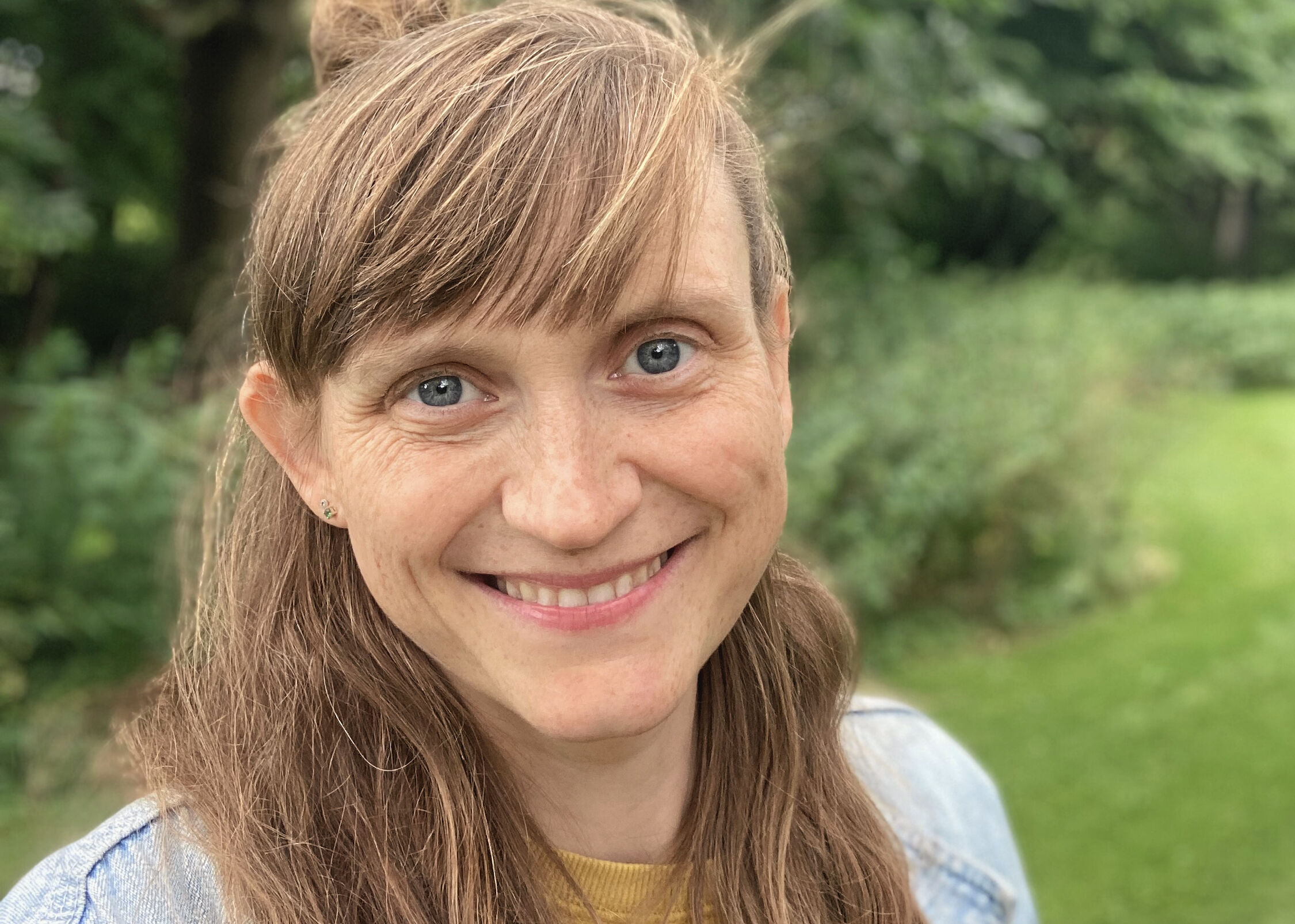 Psykomotorisk terapeut Signe Dahl guider forældre gennem teknikker i babymassage og fokus på ro for både baby og forælder under barselscaféen på Solrød Bibliotek og Kulturhus.