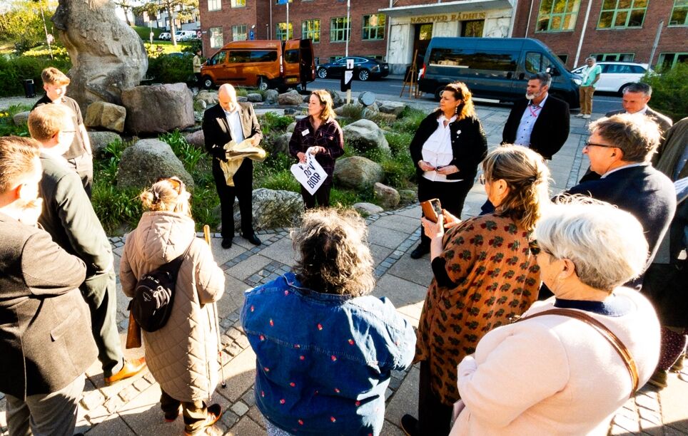 Mange byrådsmedlemmer nåede at hilse på demonstranterne før byrådsmødet tirsdag, hvor der skulle tages stilling til massive besparelser på handicap-, psykiatri- og ældreområdet.