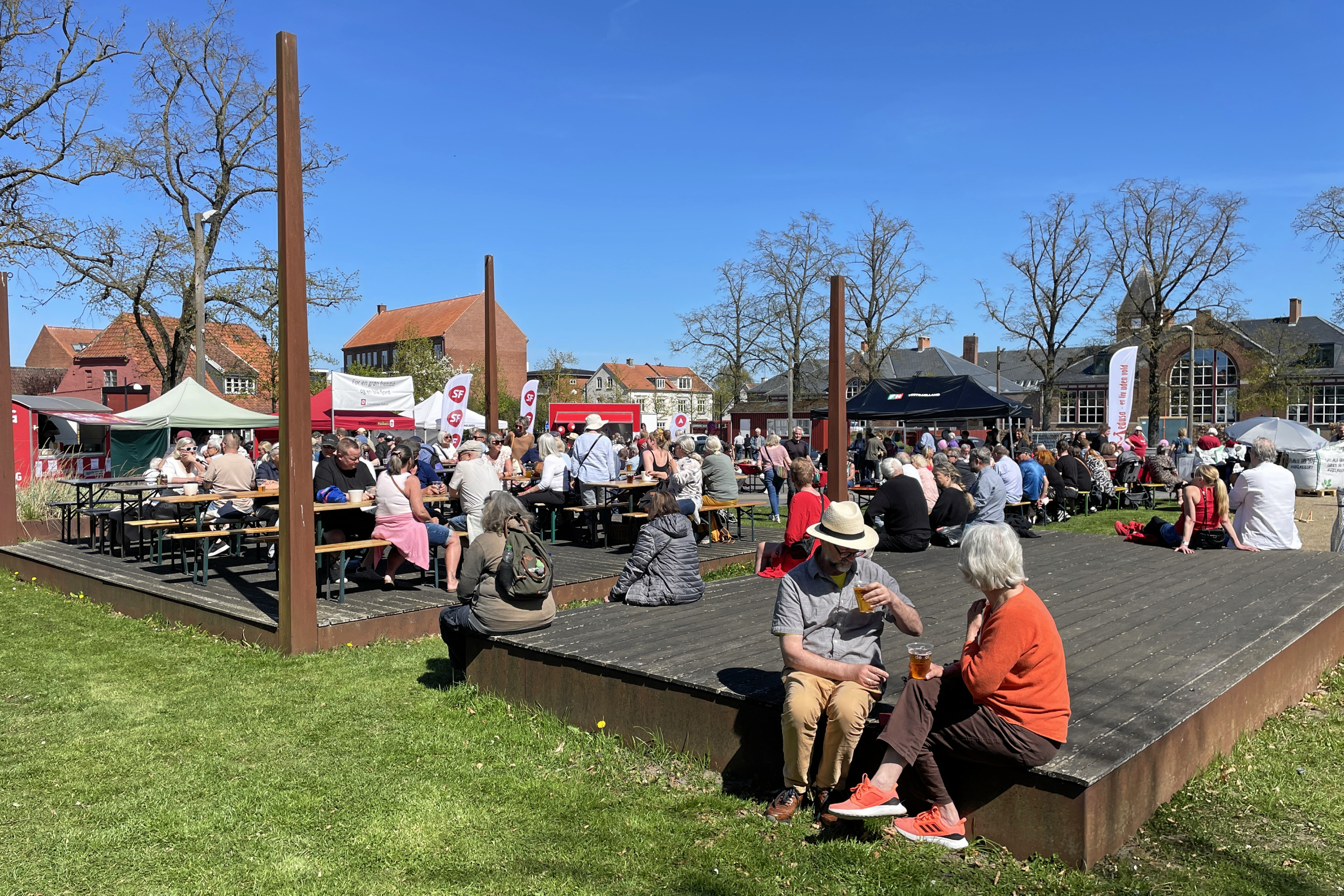 Mange havde var mødt op på Markedspladsen og fundet en plads i solen for at fejre 1. maj.