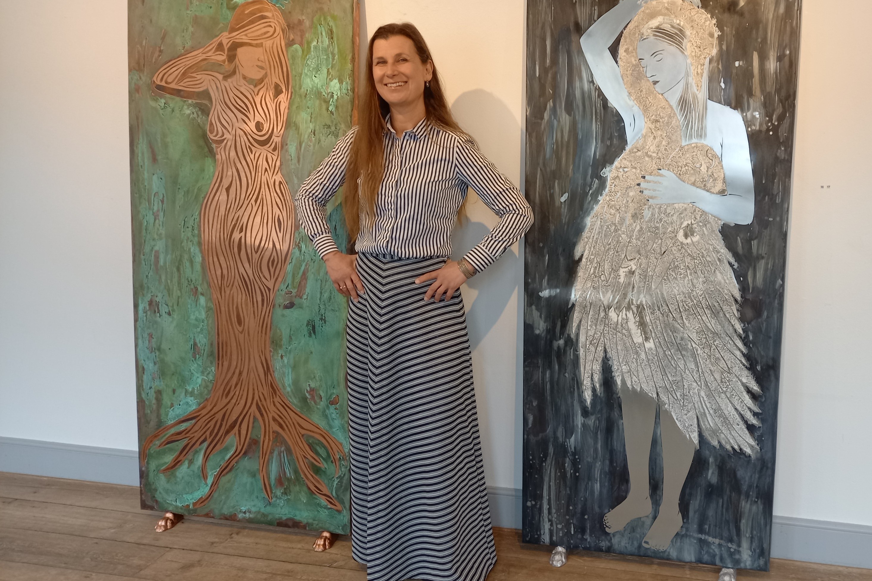 Kunstner Eva Louise Buus med sine to gudinder.