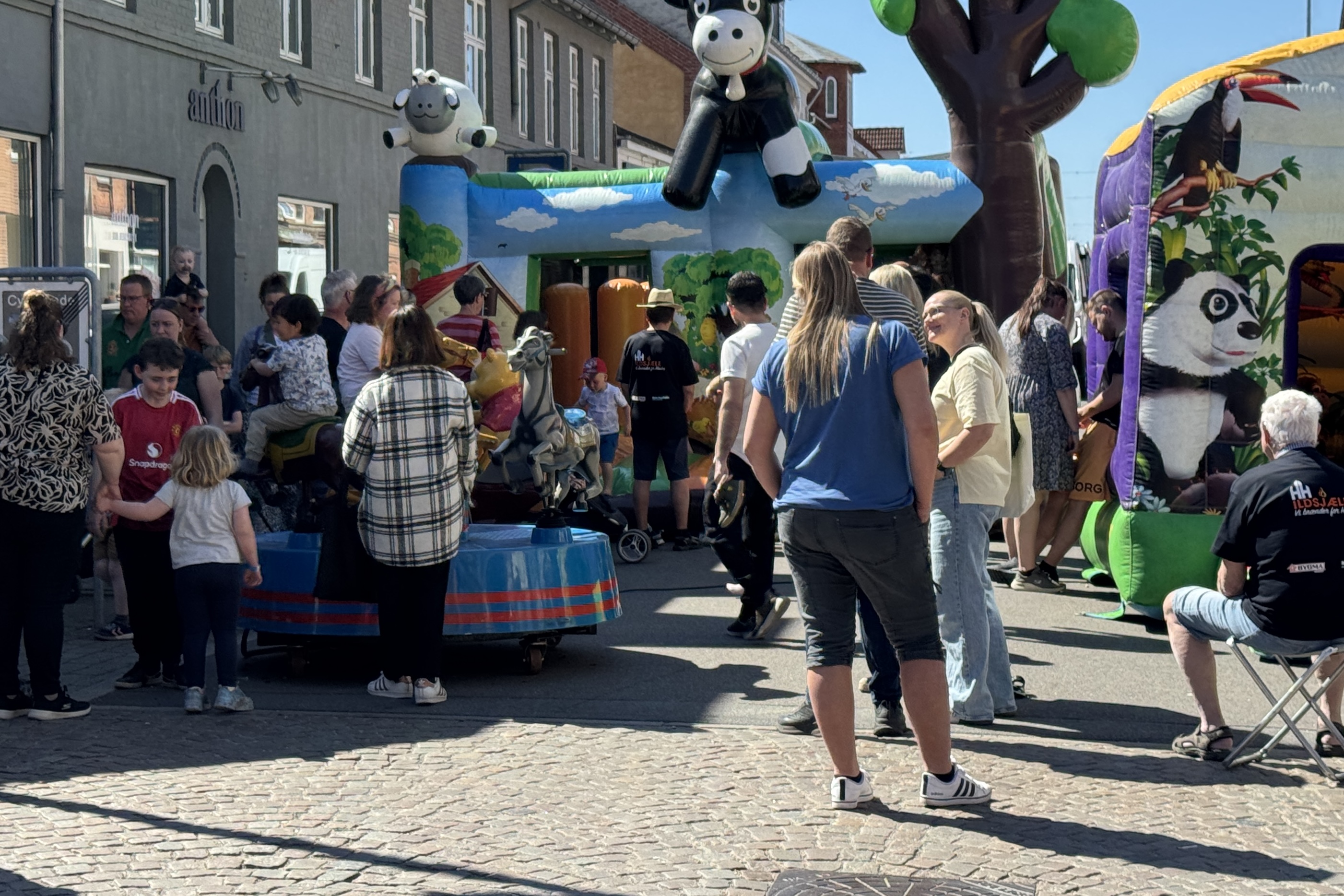Carsten Holmqvist og René Tuekær (Lokallisten) mødes forud for talen, hvor der blev sat fokus på både festdag og det lokale handelsliv.
