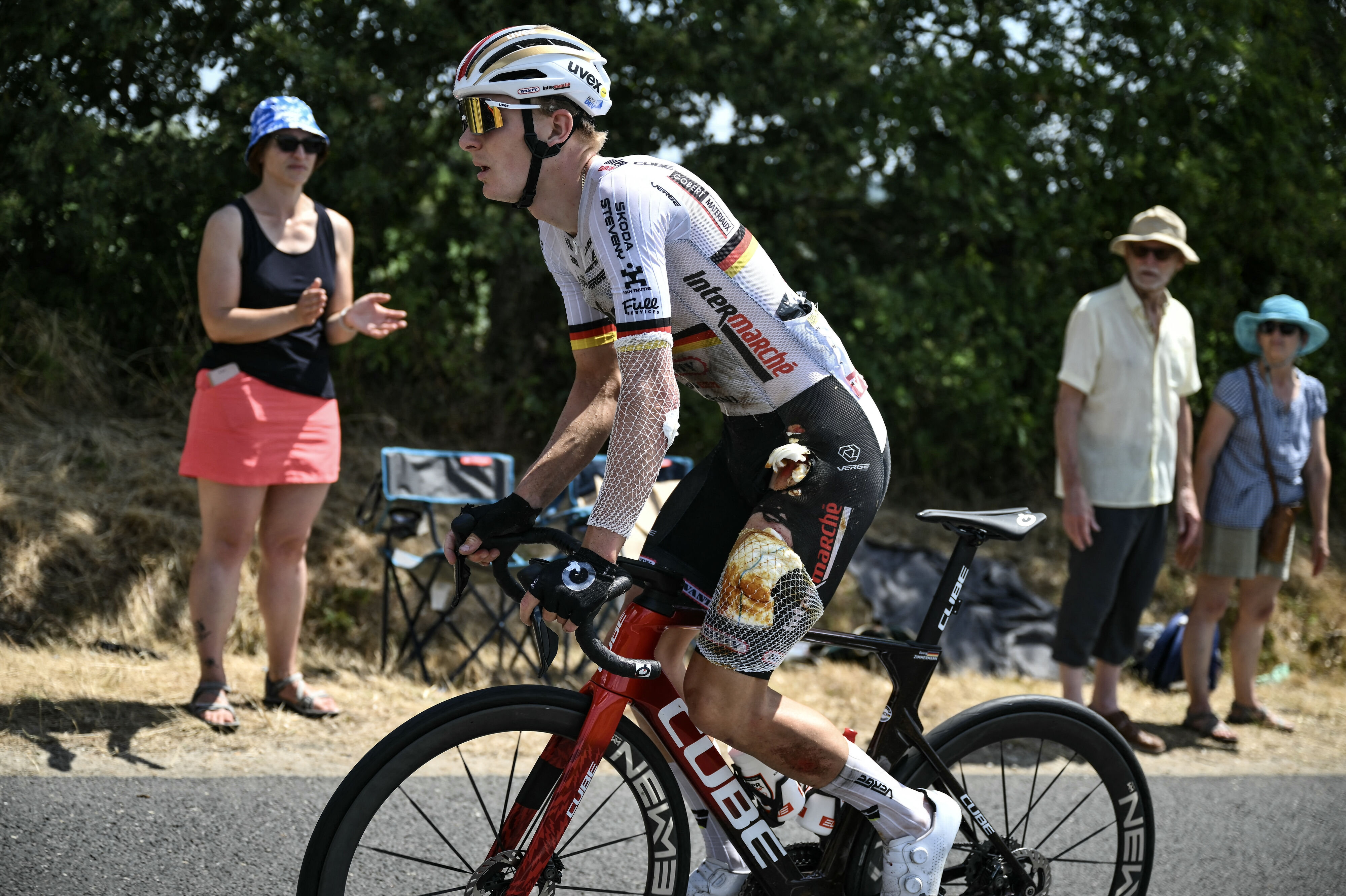 Med det tyske flag på trøjen vandt Georg Zimmerman fredag Eschborn-Frankfurt. Her ses han under Tour de France i 2025, hvor han styrtede voldsomt og måtte udgå. (Arkivfoto).