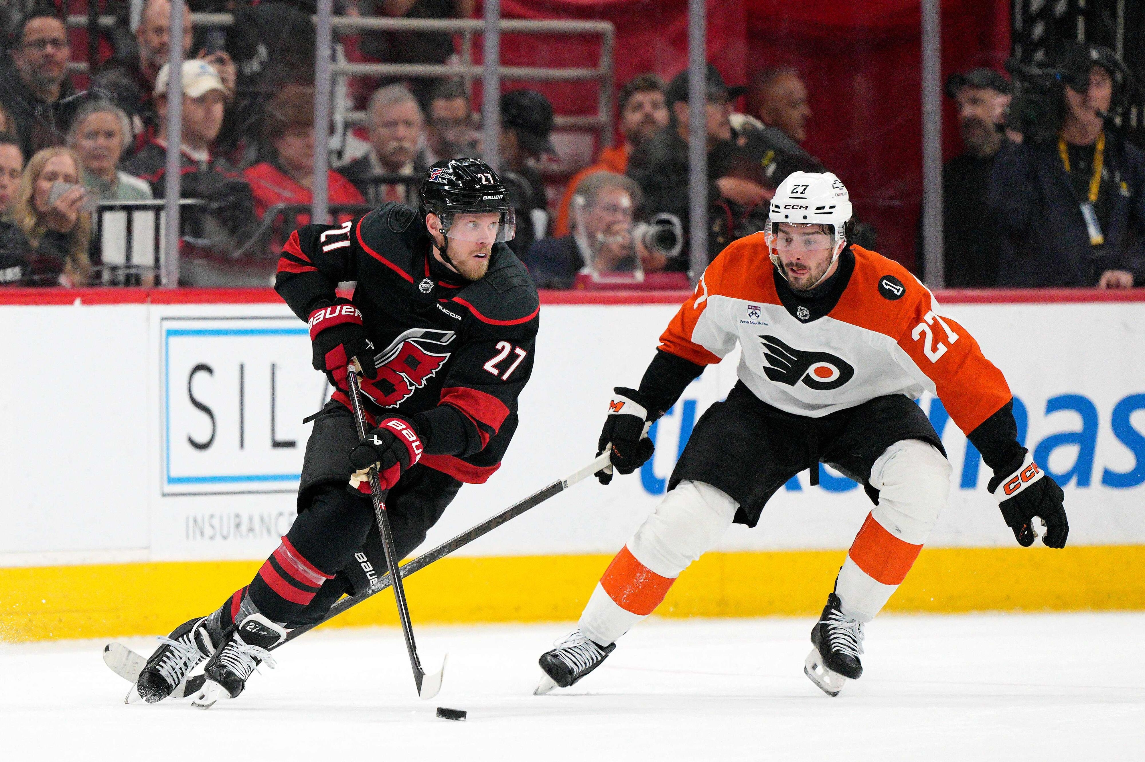 Nikolaj Ehlers (til højre) scorede for få uger siden mod Philadelphia Flyers. Natten til søndag dansk tid kom danskeren ikke på måltavlen, da Carolina Hurricanes vandt 3-0 over Philadelphia i det første af syv potentielle møder i kvartfinaleserien i NHL.
