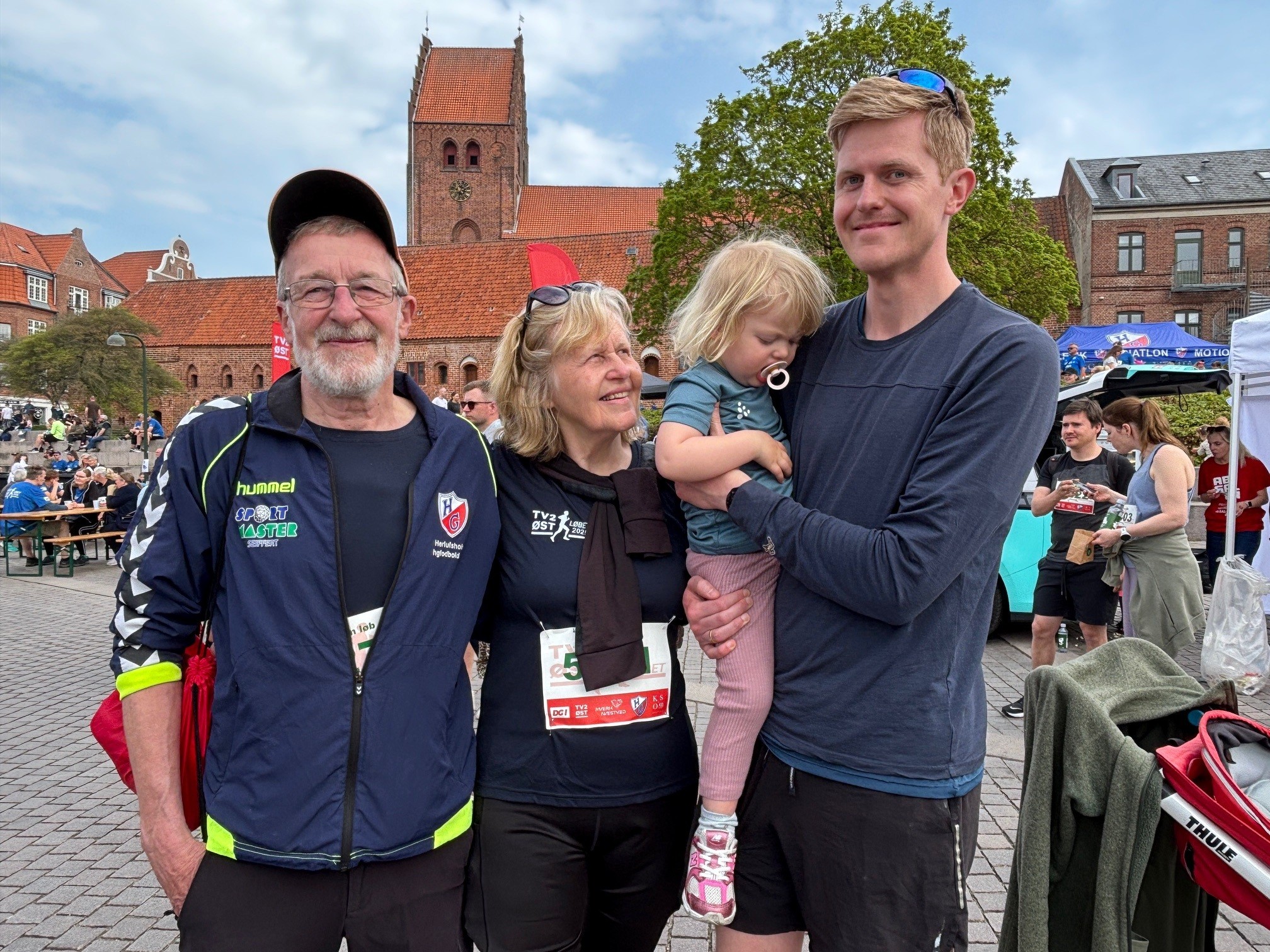 De ældste og den yngste deltager i TV2 Øst Løbet, når det gælder familien Larsen/Pico. Helge Larsen er 78 år, Hanne Pico 72, mens Søren Pico står med familiens pt. yngste, Dagny på to år.