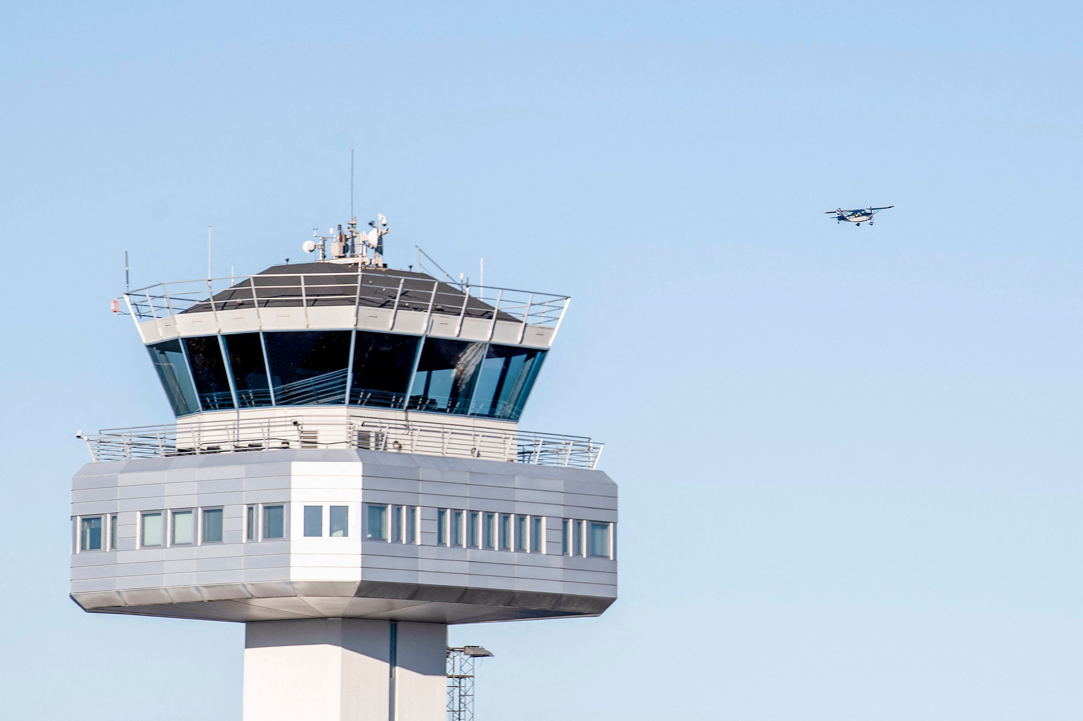 Et mindre propelfly ses tæt ved kontroltårnet i Bergen lufthavn, der søndag kortvarigt måtte lukke på grund af en droneobservation i området. (Arkivfoto)