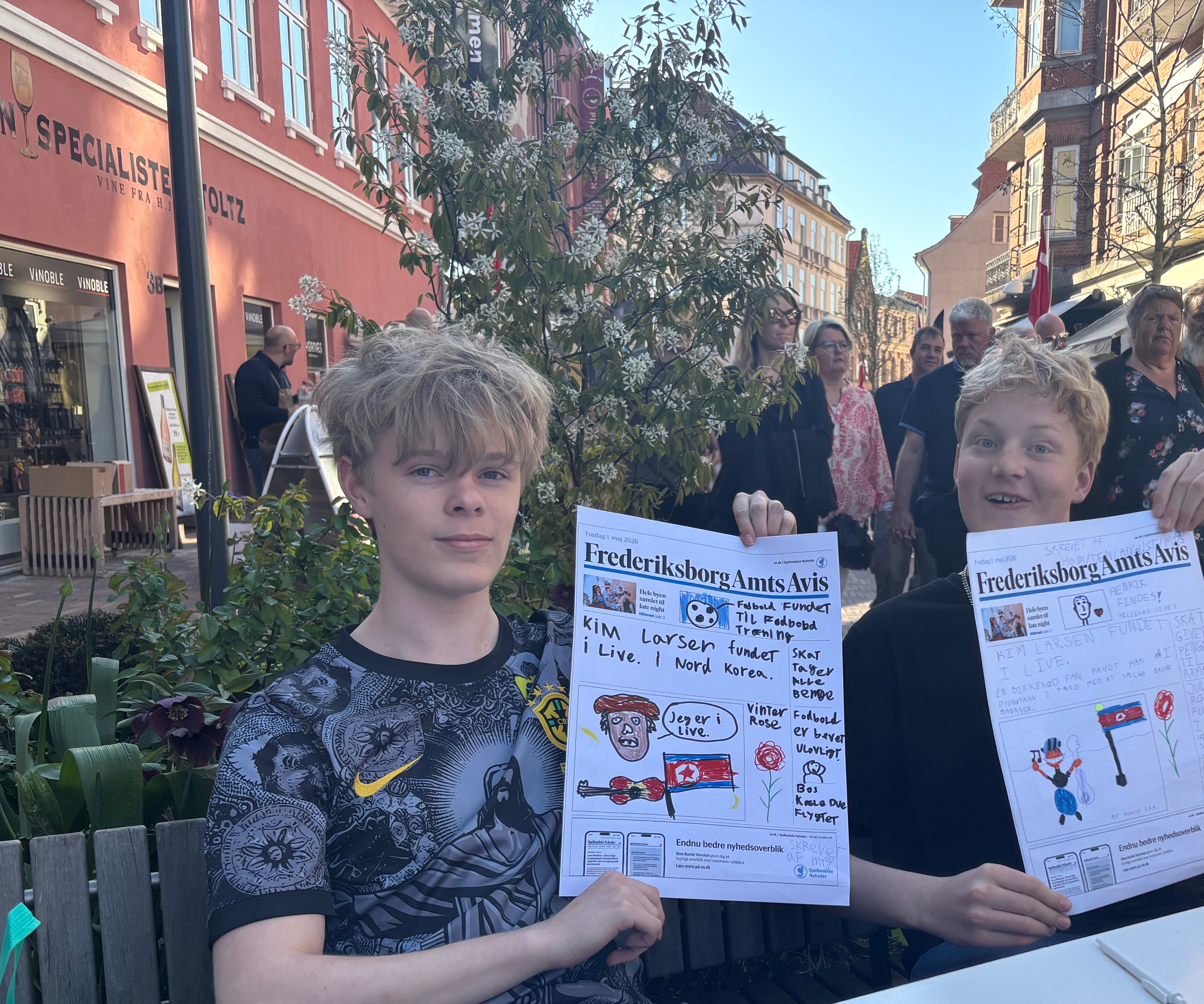 Forbipasserende havde mulighed for at give fødderne et hvil og sammensætte deres egen avisforside. - Johanne Wainø Forbipasserende havde mulighed for at give fødderne et hvil og sammensætte deres egen avisforside.