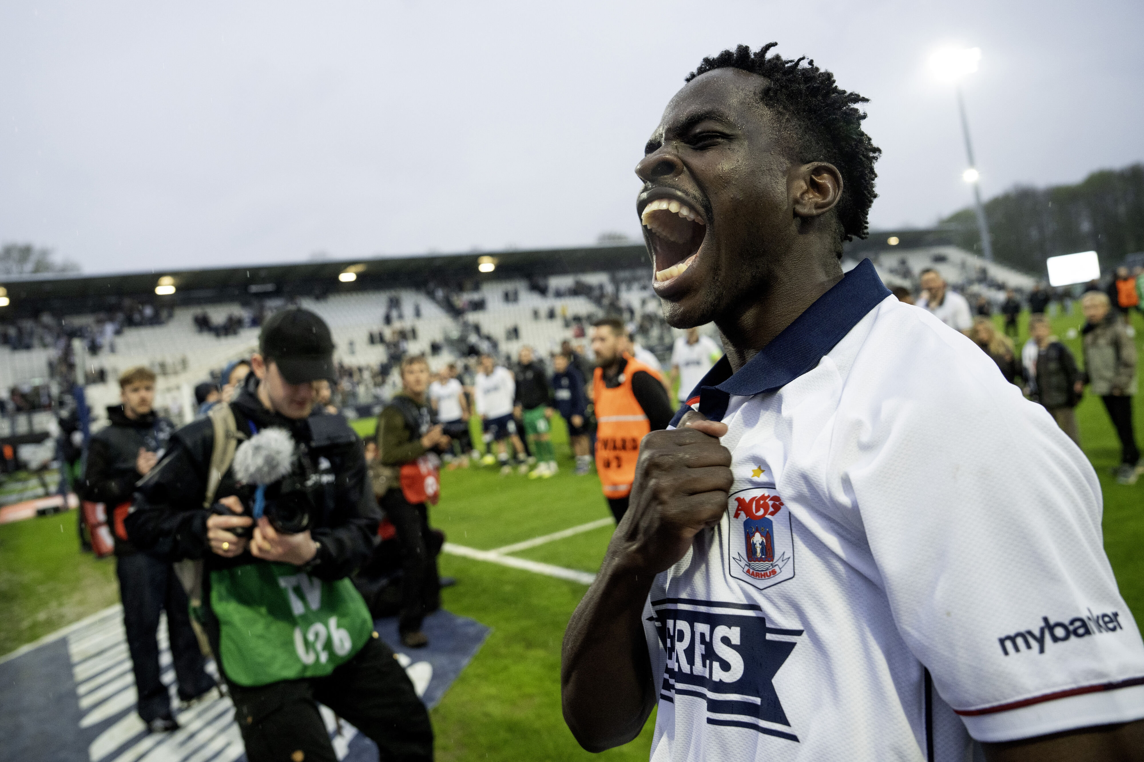 James Bogere leverede en afgørende aktion og en vild jubelscene, da AGF slog Sønderjyske 2-1.