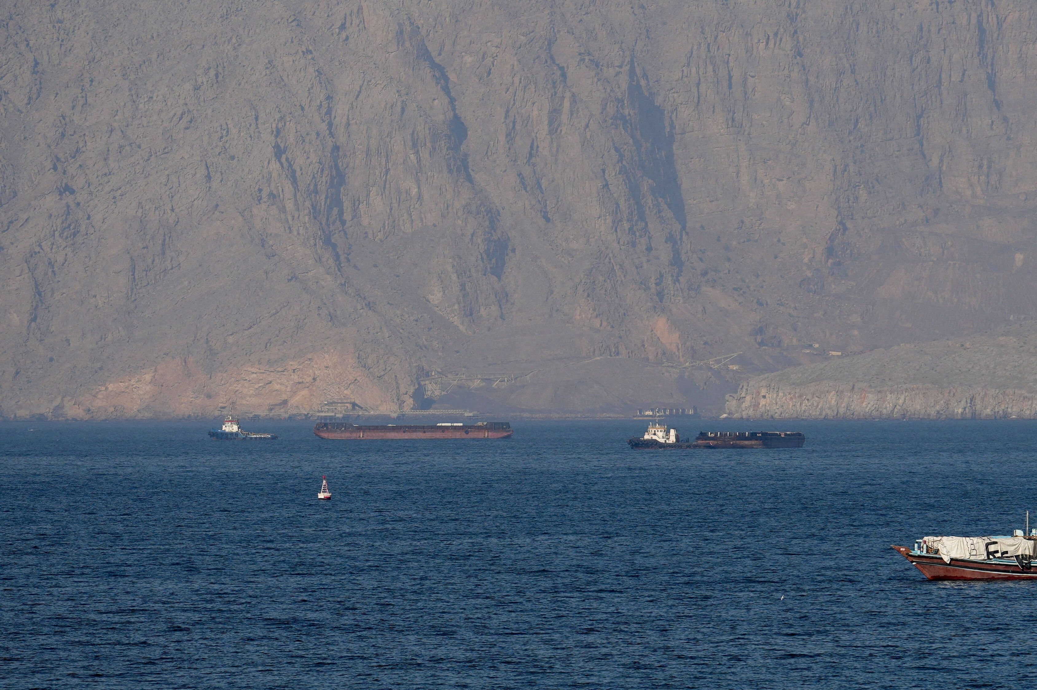 Skibstrafikken i Hormuzstrædet er stort set gået i stå, siden USA og Israel indledte en krig mod Iran i slutningen af februar. Iran har sat en prop i den strategisk vigtige flaskehals, hvor en stor del af verdens olie og naturgas under normale omstændigheder fragtes igennem. (Arkivfoto).