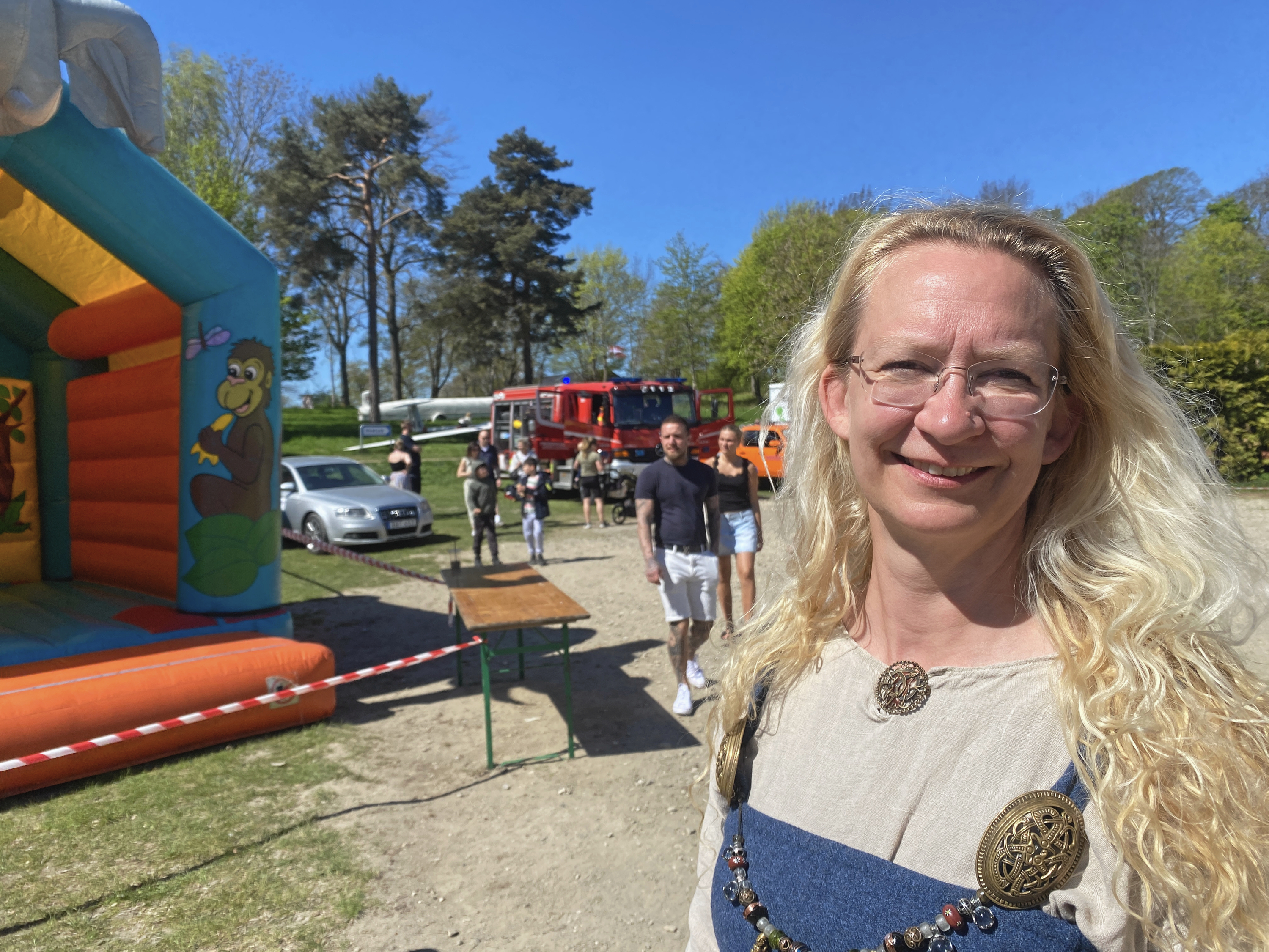 Formand for Vkingespillet, Camilla Dupont fortæller, at vikingerne er glade og tilfredse efter en solrig weekend med byfest.