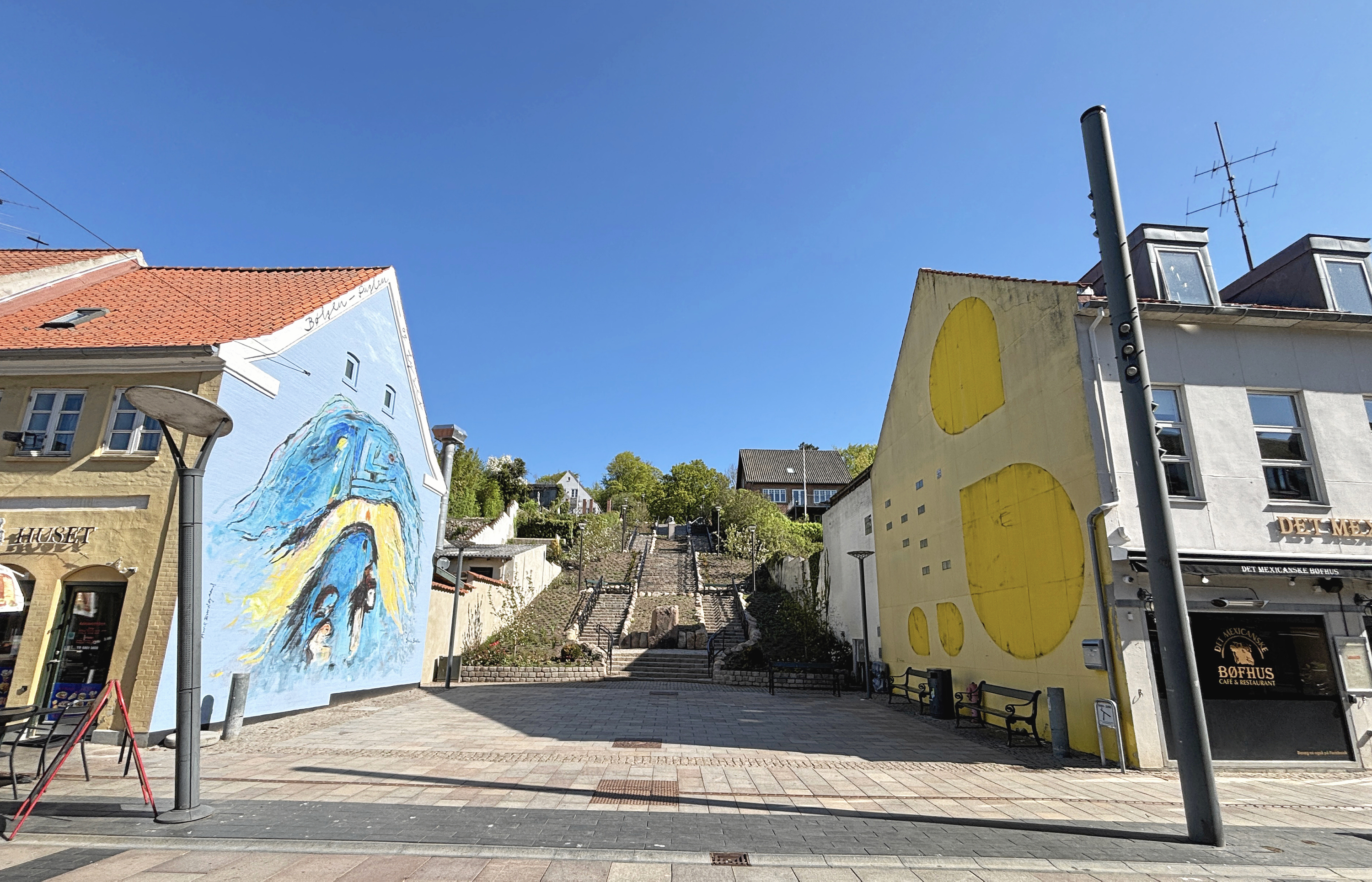 Kalundborg Forskønnelsesforening arbejder nu for at få et gavlmaleri med Mogens Balle, Grete Balles afdøde mand, på gavlen overfor Grete Balles gavlmaleri ved Solskinspladsen i Kalundborg.